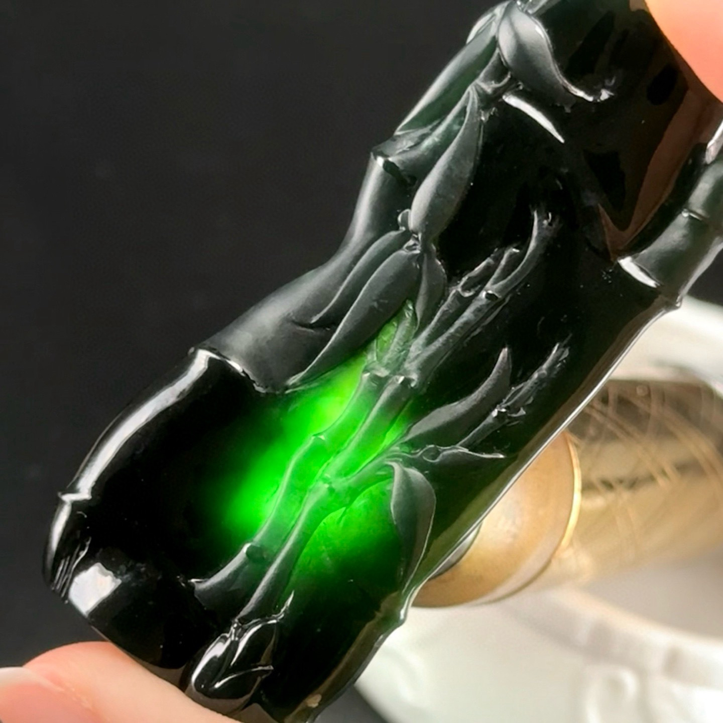 精品墨翠节节高 种好色正 黑度极好 打灯通透 油性十足  尺寸63.4