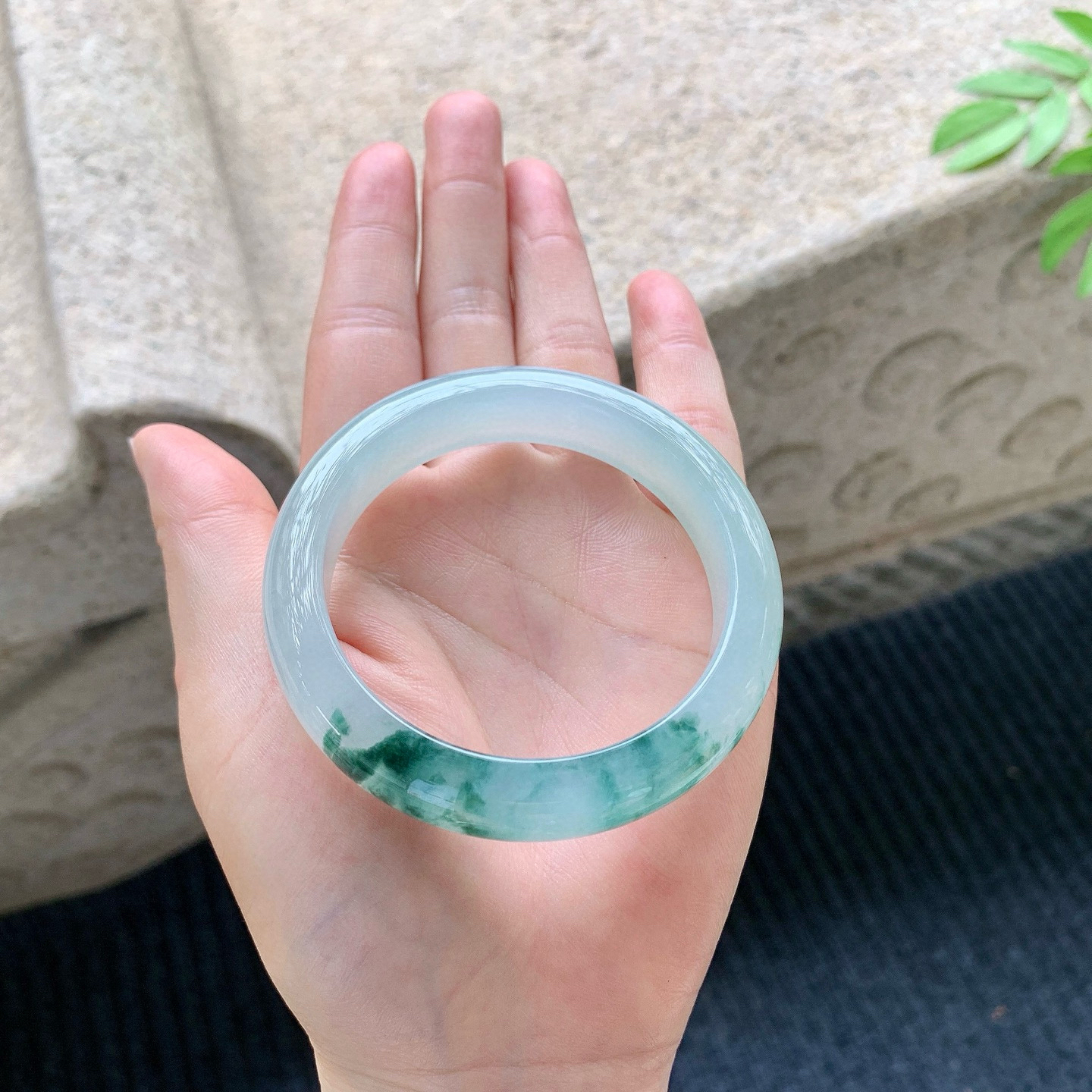 正圈52 53
【圈口】53.6/12.6/8.2
【描述】冰飘花，水润，种老，细腻，无纹裂！