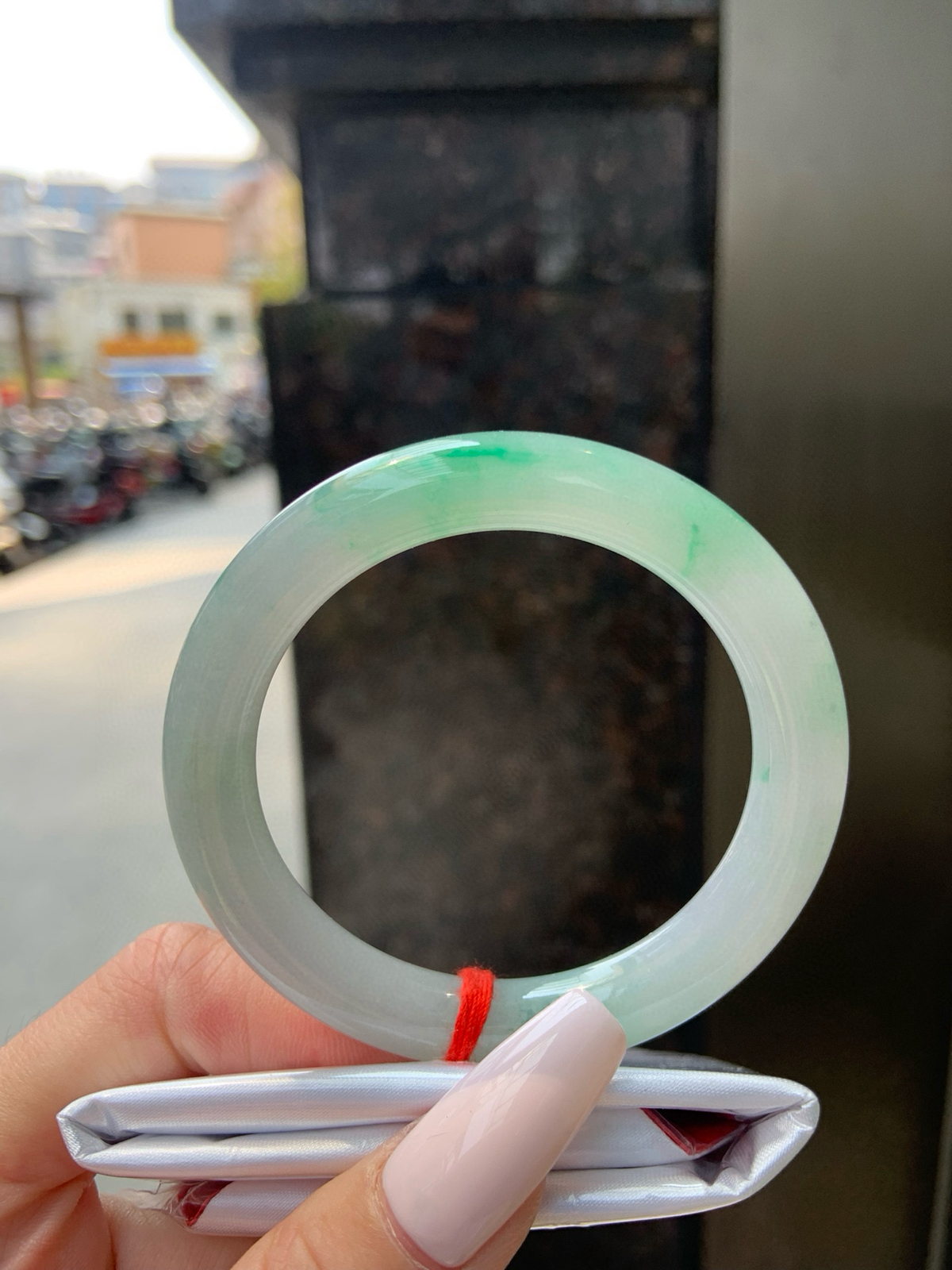 飘绿圆条
52.8-9.1-9.4
有棉纹线，底妆细腻，飘绿花清爽秀气