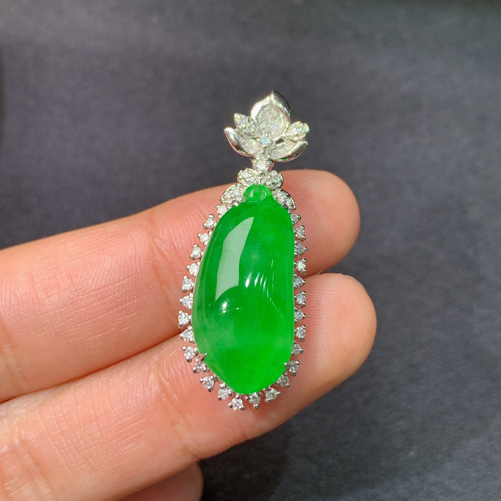 冰阳绿福瓜吊坠，18k金镶嵌，冰润色阳，玉质细腻，种水足，Ax 尺寸33.3*12.8*8.8