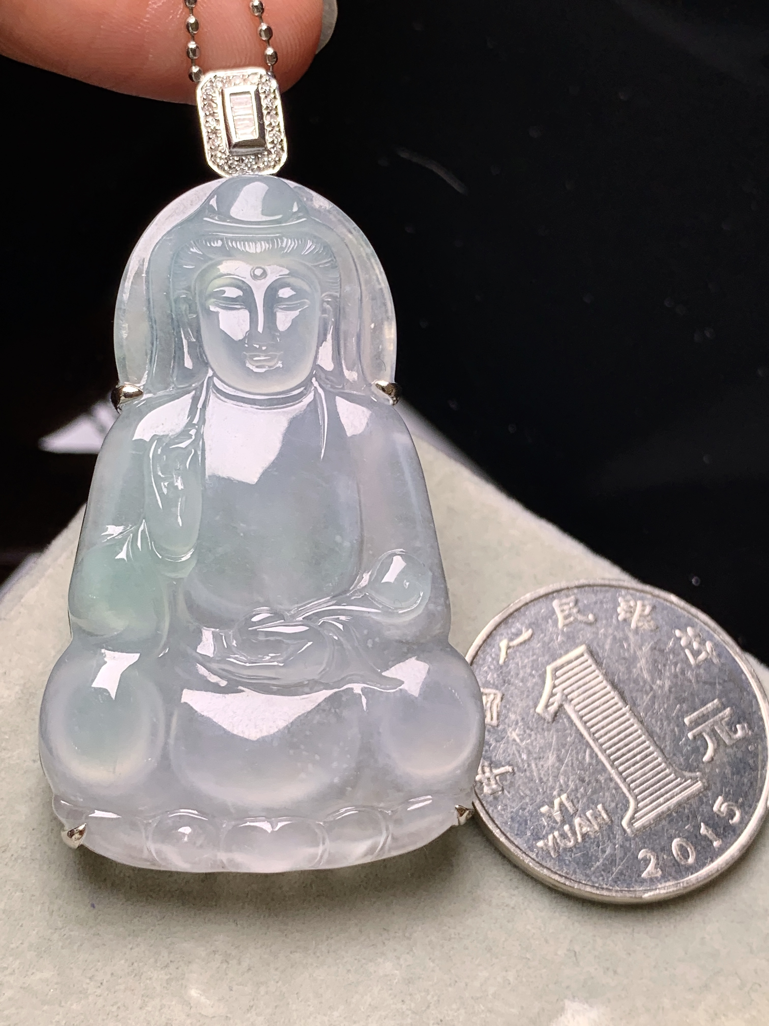 18k金钻镶嵌冰种观音吊坠 玉质细腻 色泽艳丽清新 水润亮眼 整体尺寸56*30.5*9.8g2