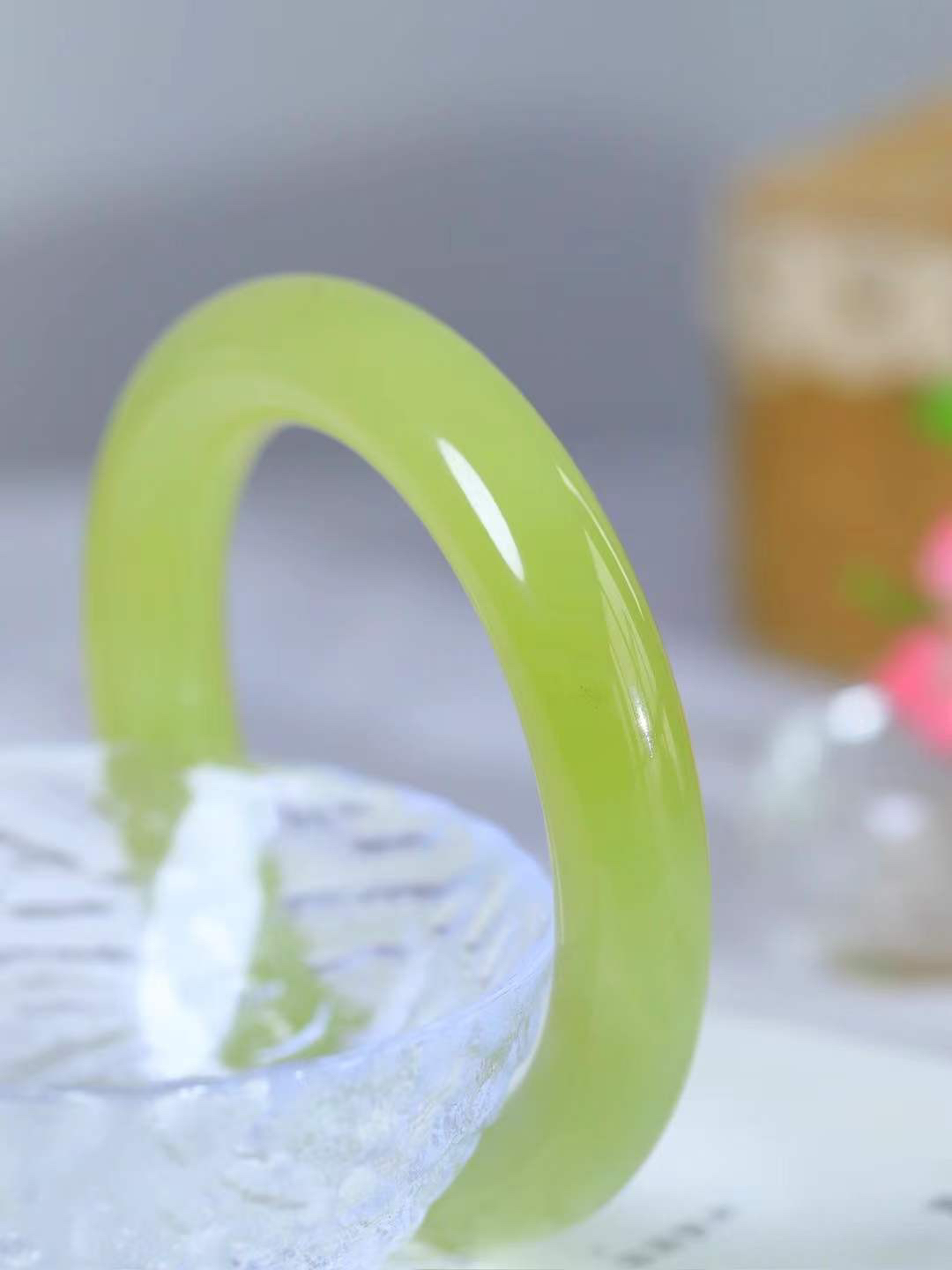 【玉佳人·手镯】

精品️和田玉黄口点墨圆条手镯 ，玉质细腻油润，做工细致精美，端庄素雅，亭亭玉立，芊芊素手。芊芊素手，怎能忘镯？秀美镯型，更显婀娜。内径59mm 尺寸12.5-12.2mm重82.5克69372380L