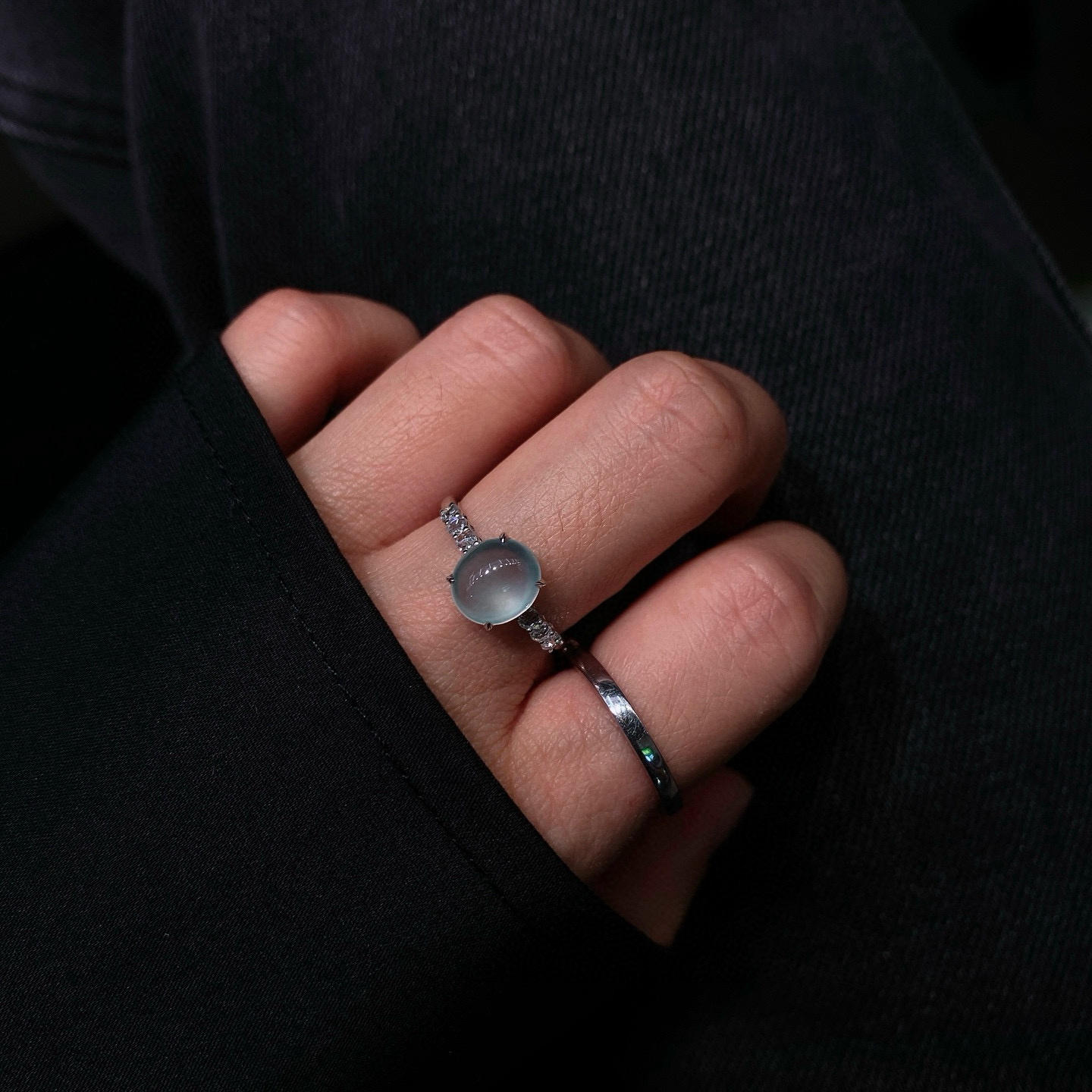 高冰蛋面戒指 
种质细腻，种水超赞
18k金镶嵌，低调又精致，实物更美～