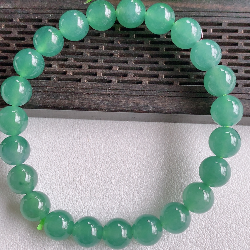 冰润翡翠圆珠手串，水水润润，珠圆玉润，颜色鲜艳，妙明清净，清秀高雅，佩戴效果优雅迷人！性价比超值 W