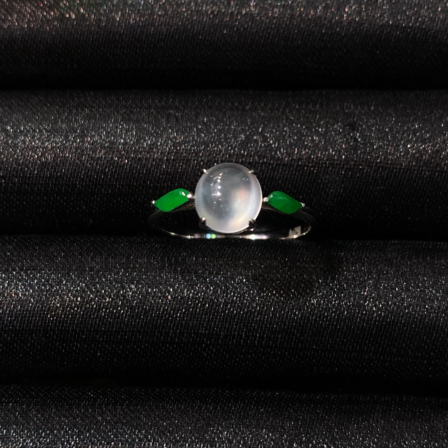 冰种蛋面戒指 
通透如冰，光泽细腻
18k金镶嵌，轻奢优雅
实物更美～