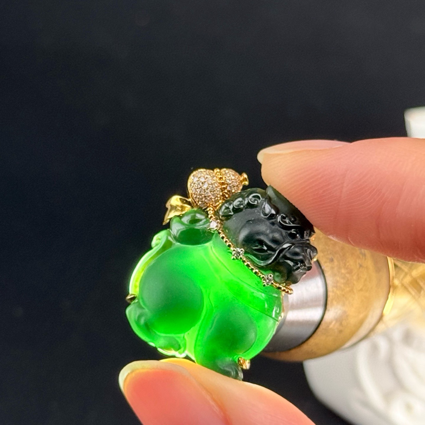 精品18k墨翠小狮子 事事如意 种好色正 黑度极好 打灯通透 油性十足  尺寸24.1