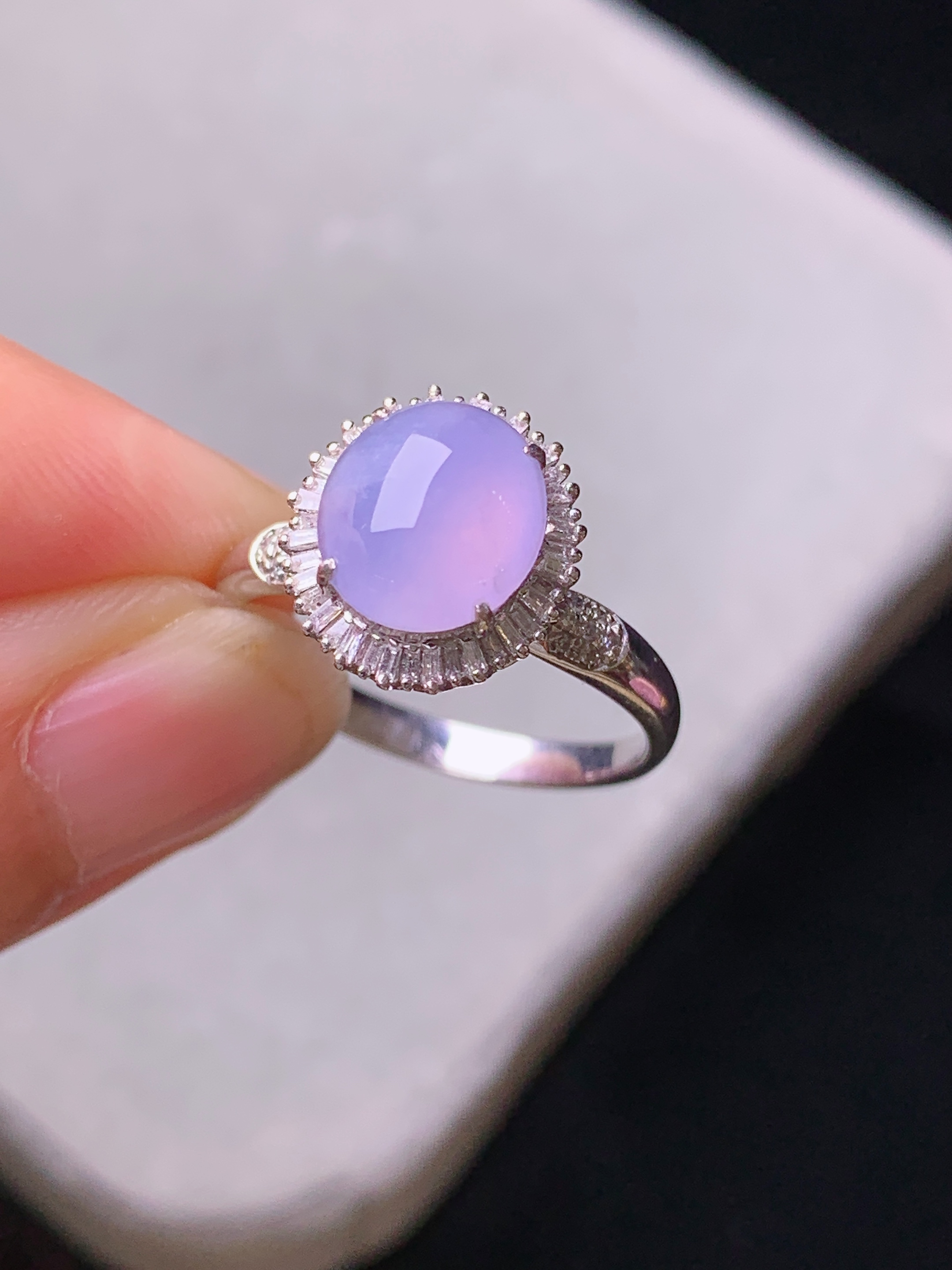 18k金钻镶嵌紫罗兰蛋面戒指 玉质细腻 色泽艳丽清新 水润亮眼 圈口14.5 整体尺寸12*11*9t1