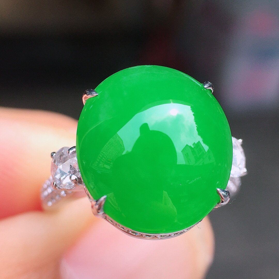 阳绿蛋面戒指，色泽均匀艳丽，玉质细腻，荧光感超
强，饱满圆润，尽显优雅气质，18k
金豪华镶嵌