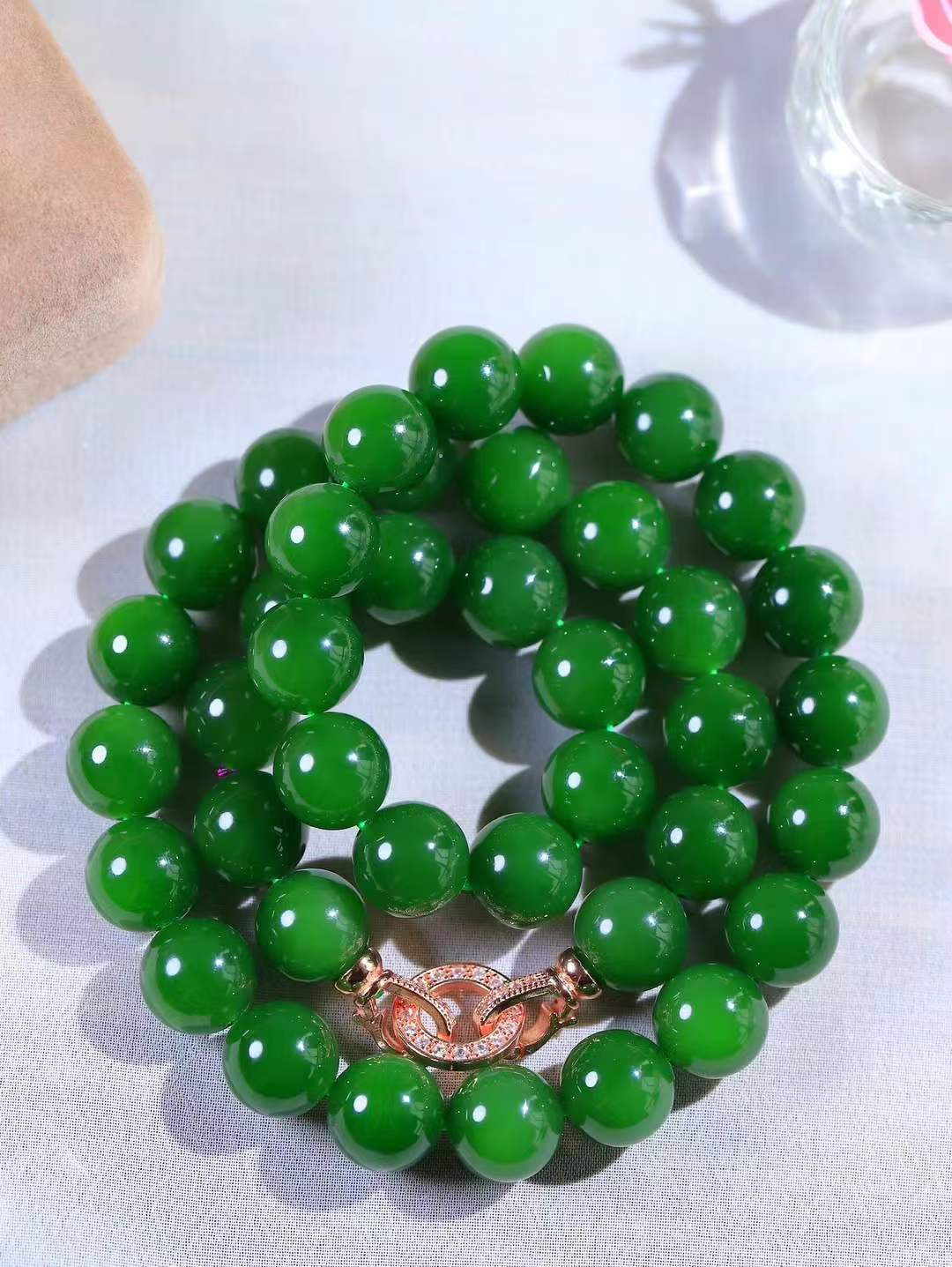 【珠圆玉润.项链】

收藏级臻品️和田玉碧玉珠圆玉润项链 玉质温润细腻  整串打磨圆润，佩戴舒适。珠珠落玉盘，间关莺语花底滑，一生美好时光，无论身在何处，都有它相伴相守。事事顺遂，幸福美满，吉祥如意。重115克 尺寸取一12mm  79352378A