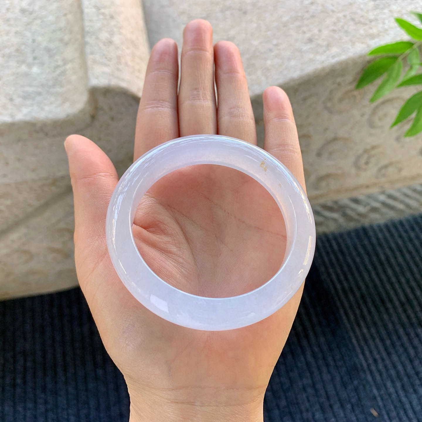 正圈55 56
【圈口】56/12/9
【描述】冰粉紫，水润，种老，细腻，无纹裂！