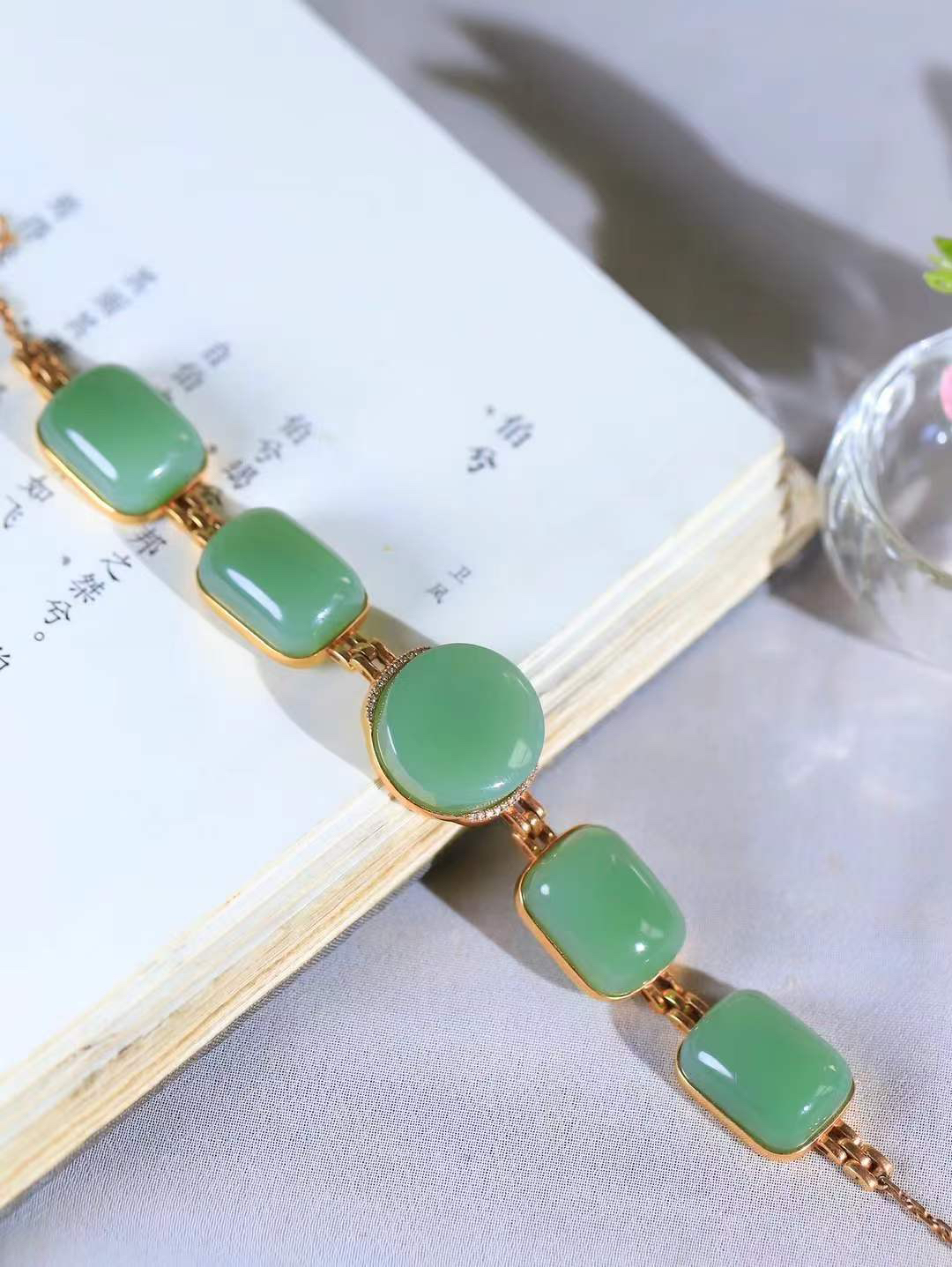 【金镶玉.手链】

收藏级臻品️18K金镶嵌和田玉碧玉手链，以珍稀之礼，寄永恒之愿  和田玉自古为“消灾之灵”，护佑身心康泰；18K金以精工錾刻，如丝绦缠绕，喻意将好运紧系腕间。无论是本命年祈福，亦或日常相伴，皆成随身守护。  重25.6克  尺寸取一16.5-12.5mm 23372633T