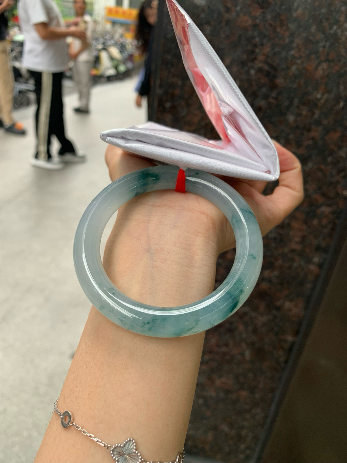 冰飘花圆条
54.1-10.3-10.6
底妆冰润白净，胶润的底妆中开出了朵朵兰花，半山半水的意境，勾勒出一幅唯美诗意的山水意境画