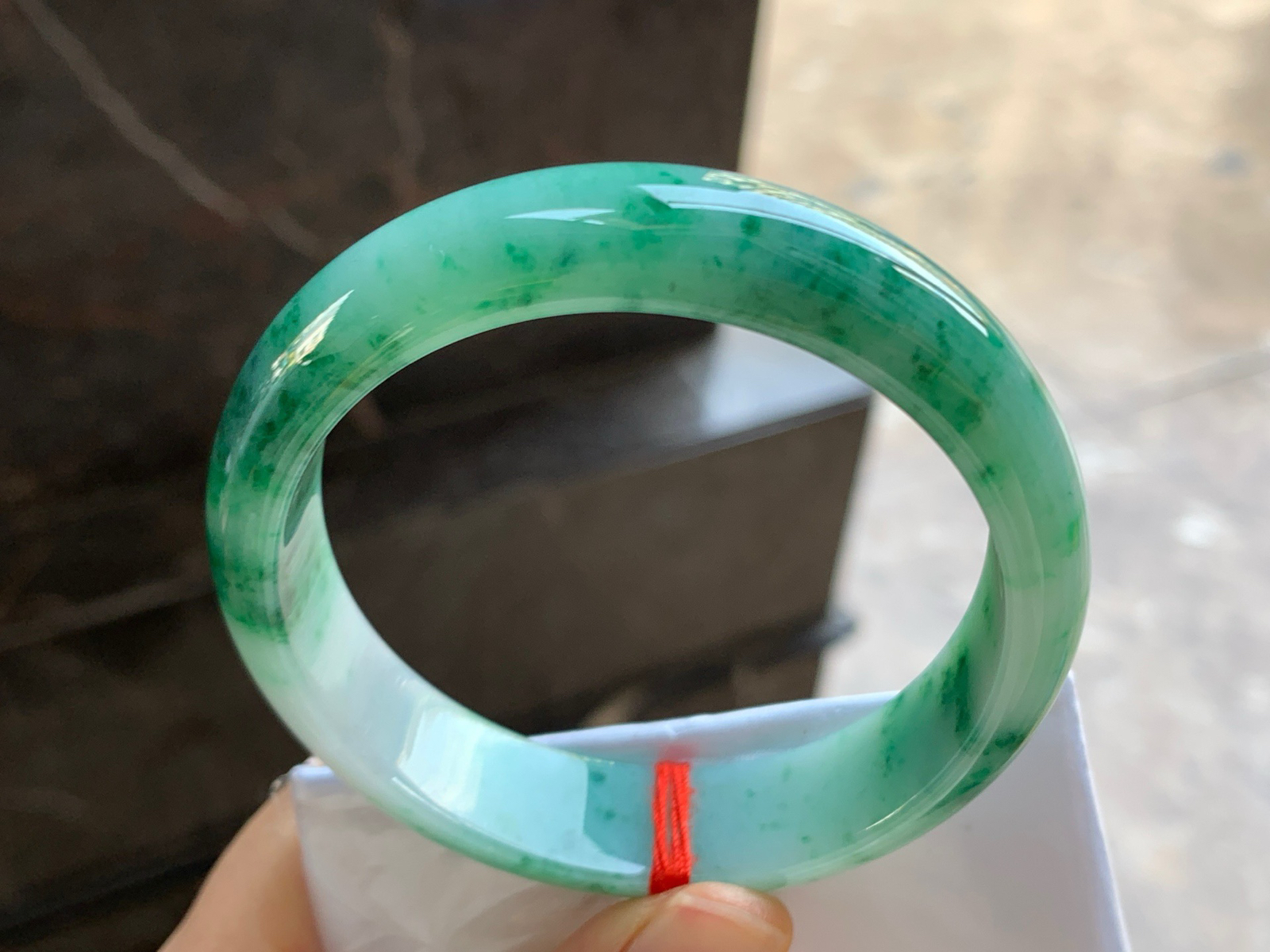 56.5-14.3-7.6

辣绿色手镯^_^鲜艳 玉质温润