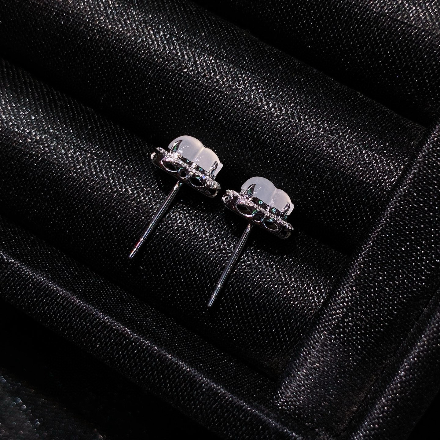 白冰葫芦耳钉 ，很饱满的小葫芦
干干净净，百搭精致
18k金镶嵌，设计简约时尚
实物更美～