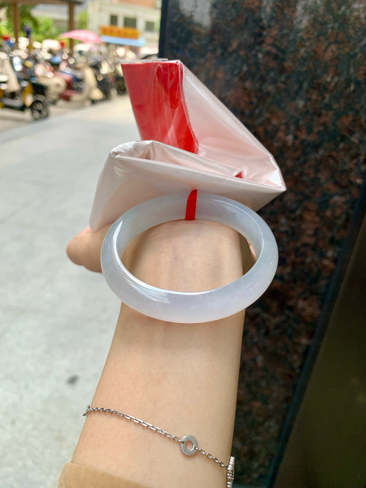 冰粉紫贵妃
54-48-7.6-12.3
底妆冰透有光感，梦幻冰粉紫，颜色淡雅，不像高饱和度的紫色那样扎眼，种水很通透，盈润感满满，不需要过多修饰，简单雕琢，韵味尽显其中。