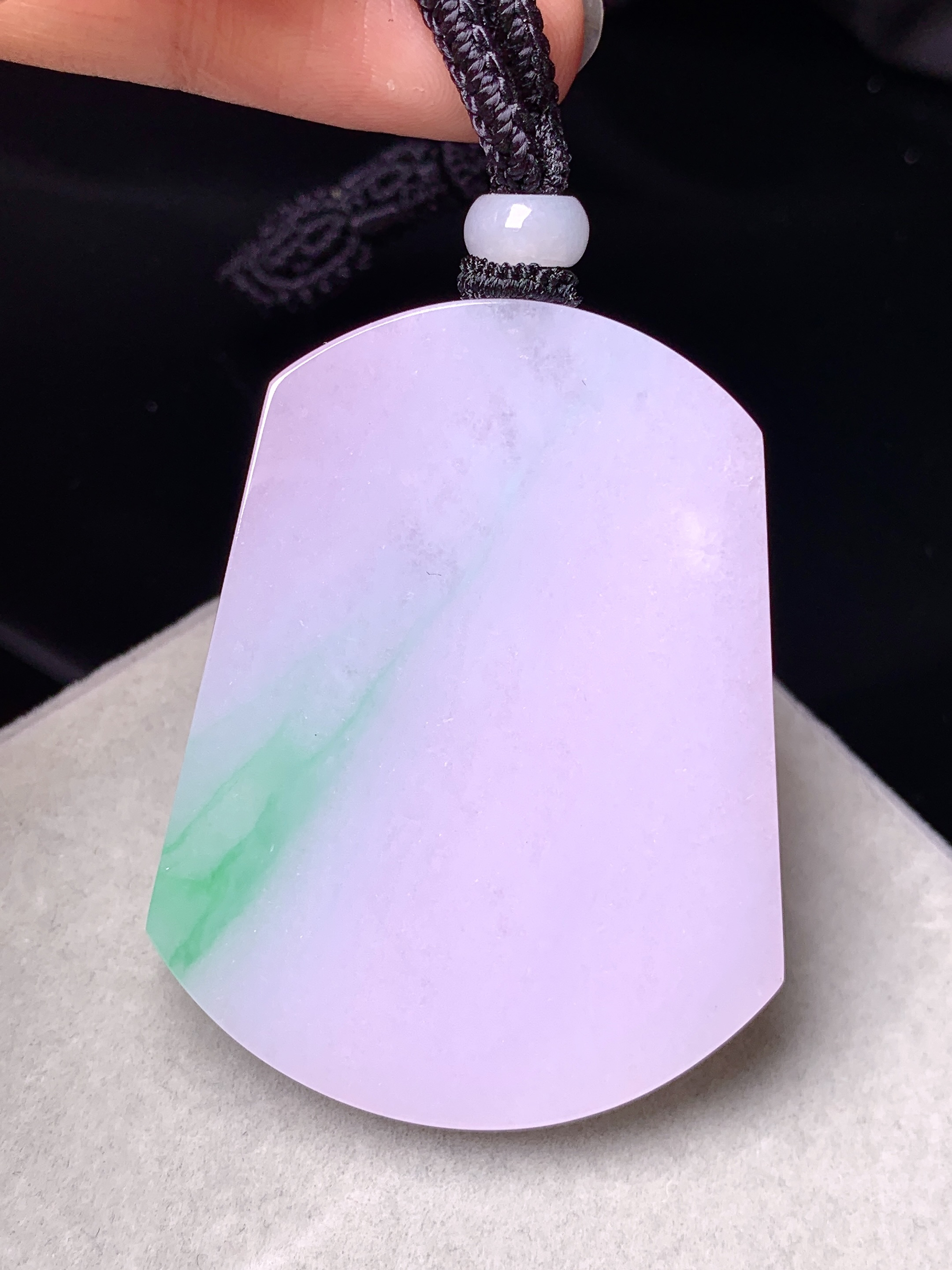 淡紫罗兰飘绿无事牌吊坠 玉质细腻 色泽艳丽清新 水润亮眼 整体尺寸49.5*38.2*5.7w1