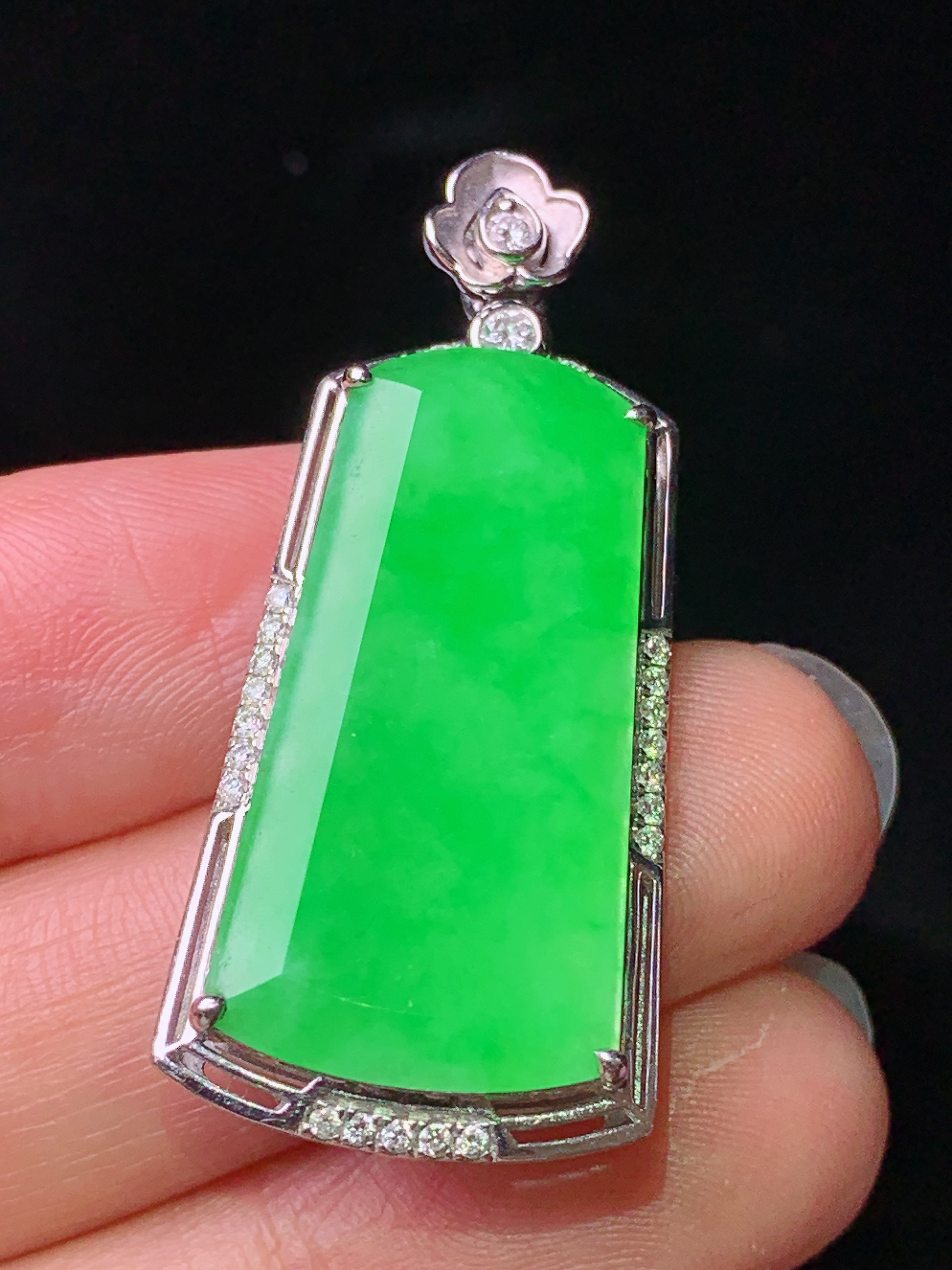 18k金钻镶嵌翠绿无事牌吊坠 玉质细腻 色泽艳丽清新 水润亮眼 整体尺寸39.2*17.5*7.3g1