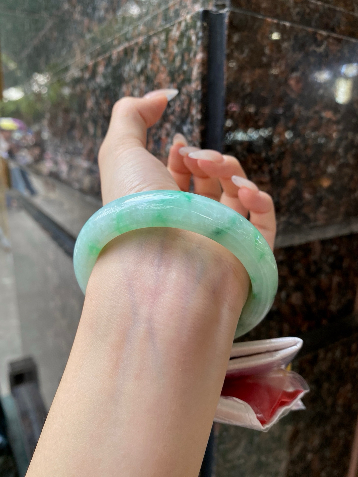 【阳绿花手镯】
尺寸：57.8-13-9.2
自然光无滤镜，原图直出