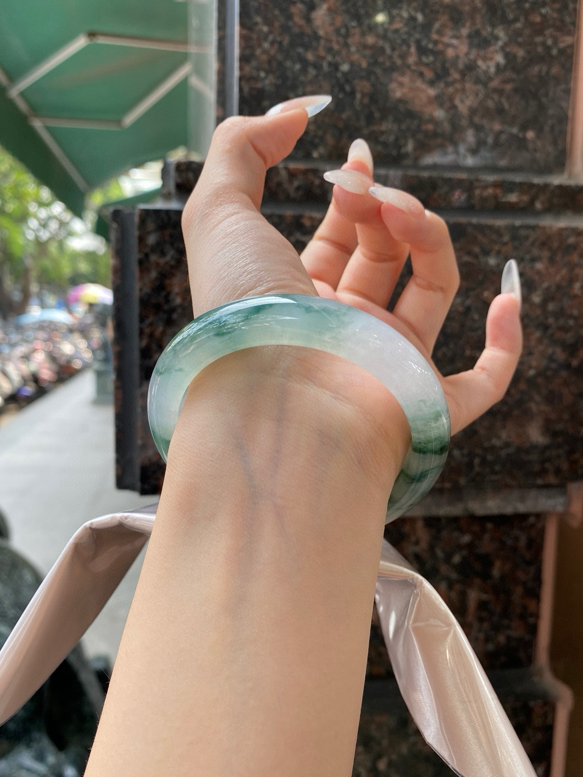 【冰蓝飘花手镯】
尺寸：55.8-12.1-8.9
自然光无滤镜，原图直出