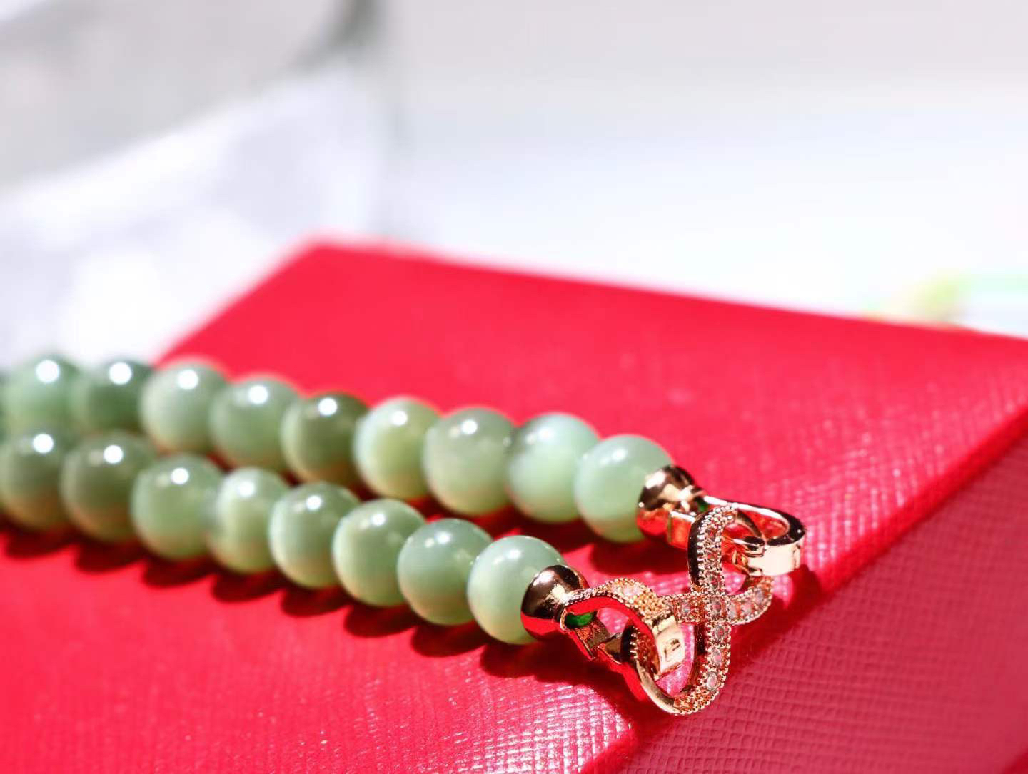 【珠圆玉润】

精品和田玉碧玉猫眼项链 玉质温润细腻  眼线灵动，整串打磨圆润，佩戴舒适。珠珠落玉盘，间关莺语花底滑，一生美好时光，无论身在何处，都有它相伴相守。事事顺遂，幸福美满，吉祥如意。重46.3克 尺寸取一8mm  
2FSO16824203126