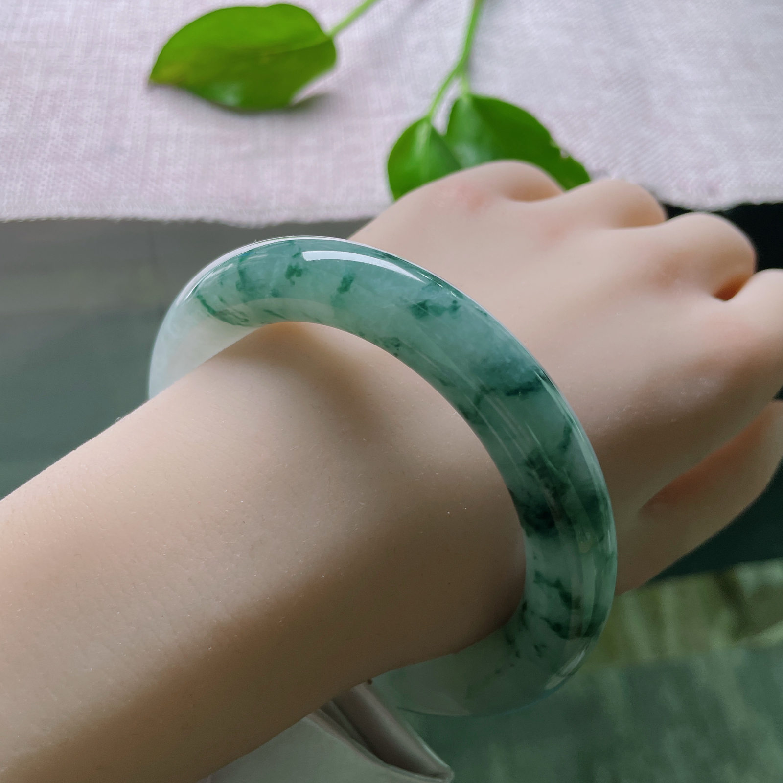 60/12.2，飘花圆条，大圈口，天然孤品，无两花色，戴出专属气质。珠圆玉润，晶体