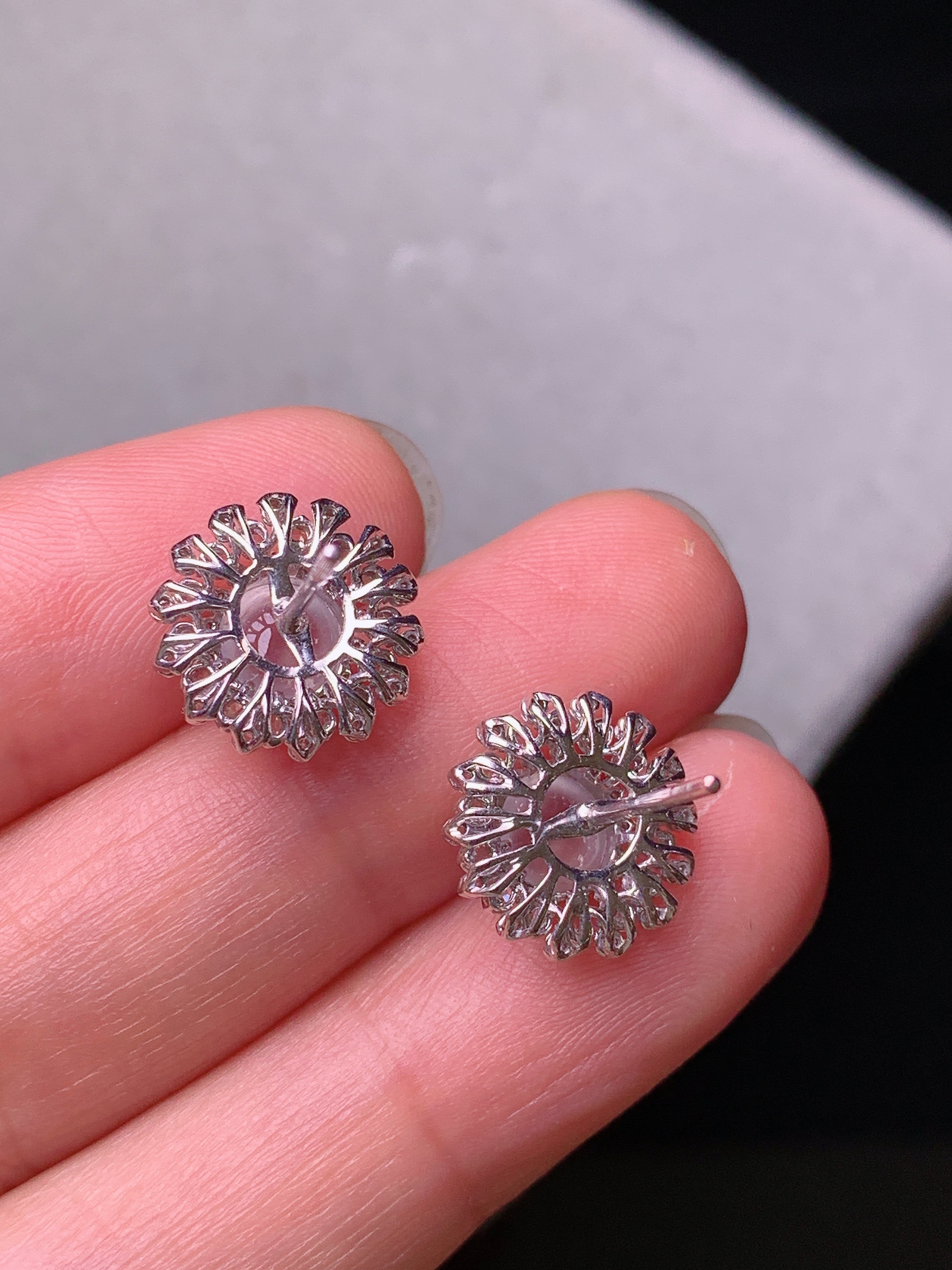 18k金钻镶嵌冰种蛋面耳钉 玉质细腻 色泽艳丽清新 水润亮眼 整体尺寸12*7.6t1