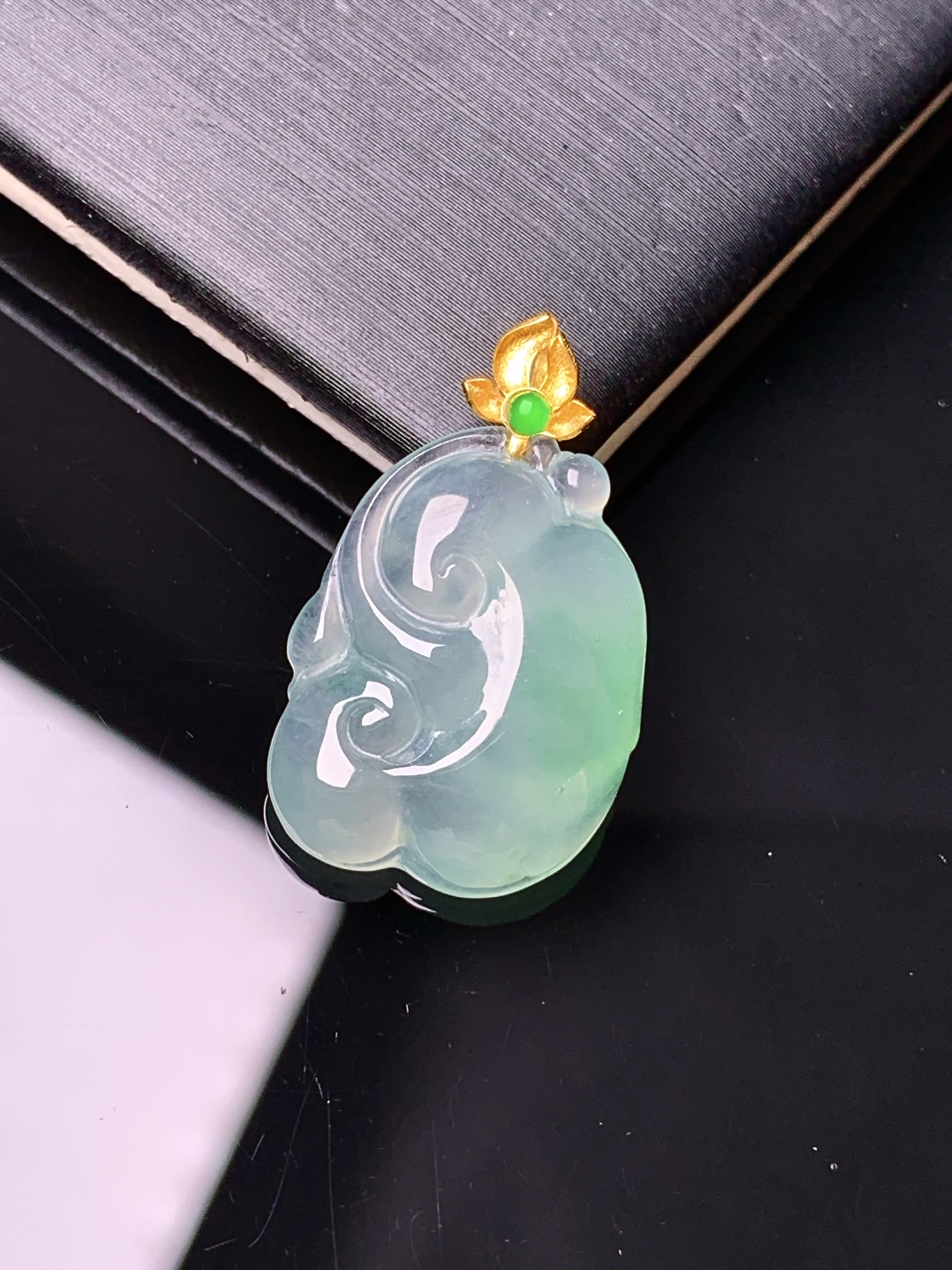 18k金镶嵌冰种飘绿如意吊坠 玉质细腻 色泽艳丽清新 水润亮眼 整体尺寸24.6*15*4.5j2