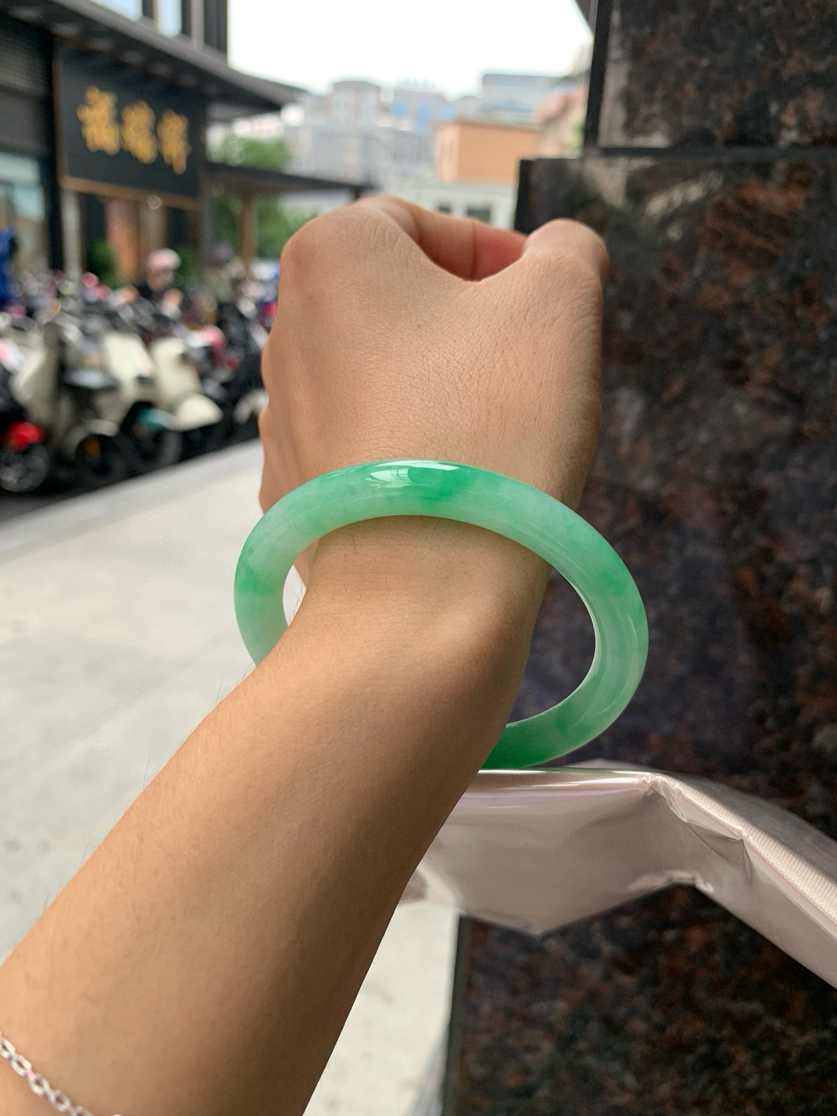 飘绿美人条
52.5-8-7.7
无纹裂，底妆细腻，近满绿美人条仙女专属款