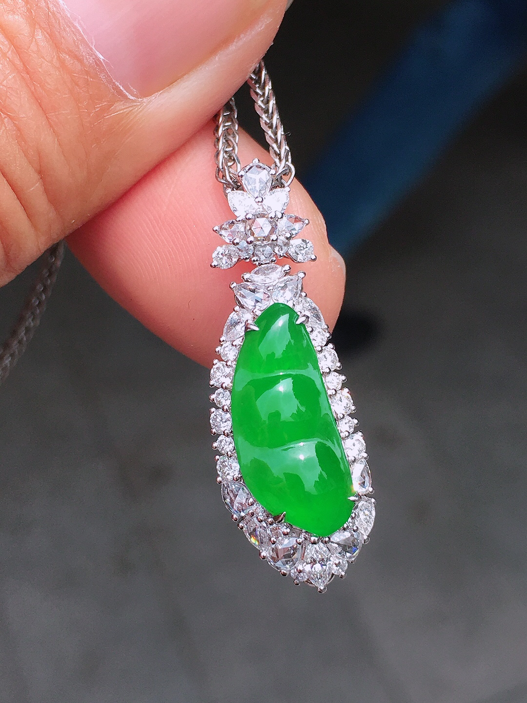 阳绿福豆吊坠，色泽均匀艳丽，玉质细腻，荧光感超
强，饱满圆润，尽显优雅气质，18k
金豪华镶嵌