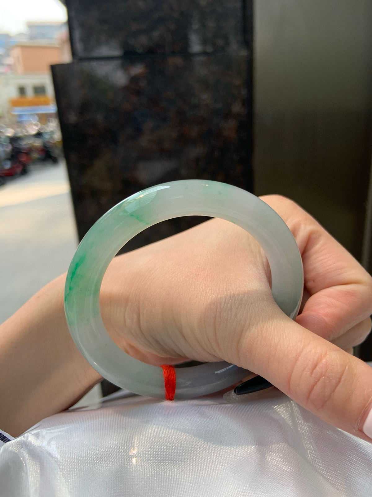 飘绿圆条
52.8-9.1-9.4
有棉纹线，底妆细腻，飘绿花清爽秀气