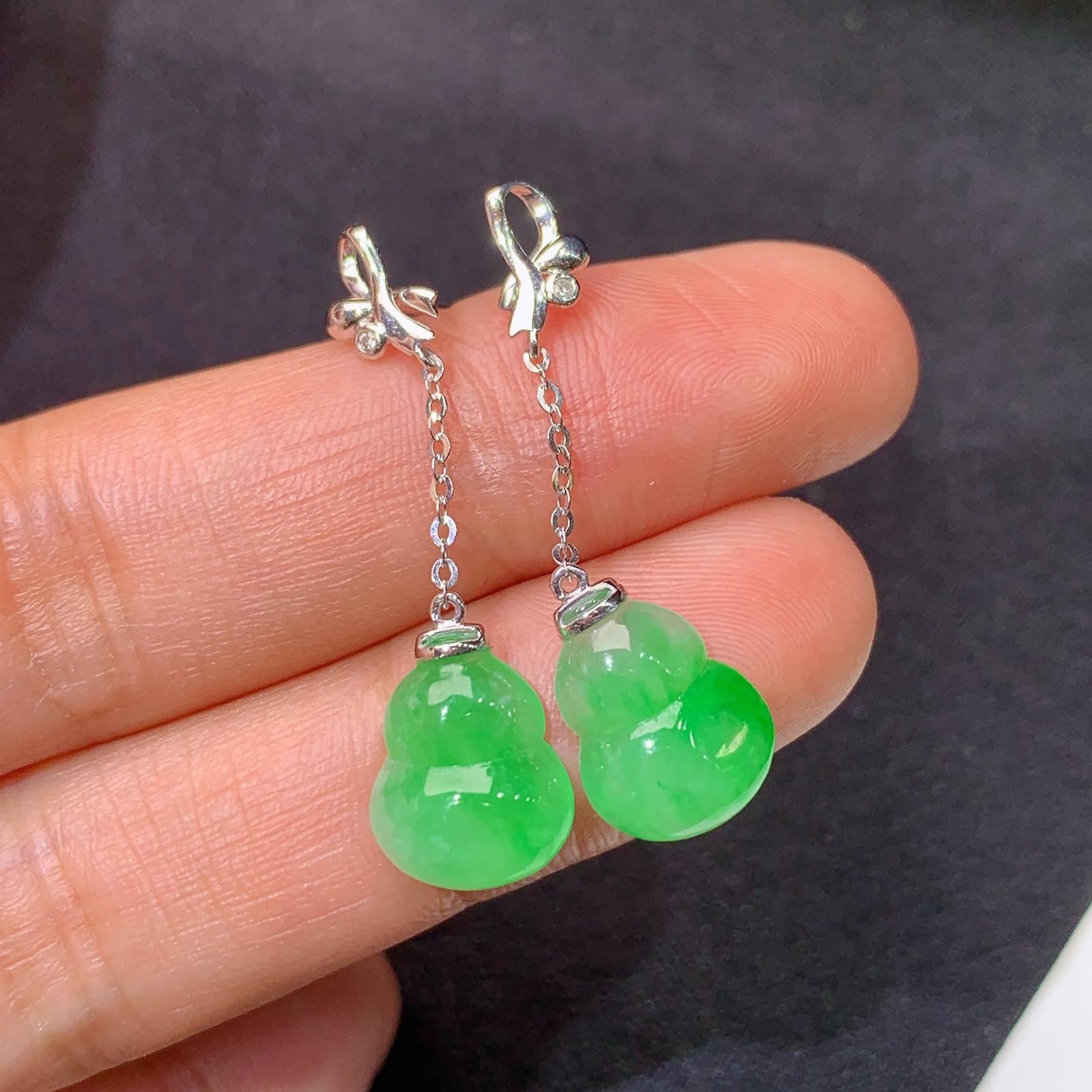 冰阳绿葫芦耳坠，18k金镶嵌，简约时尚，冰润色阳，种水足，Ax 尺寸10.9*9.1*3.3