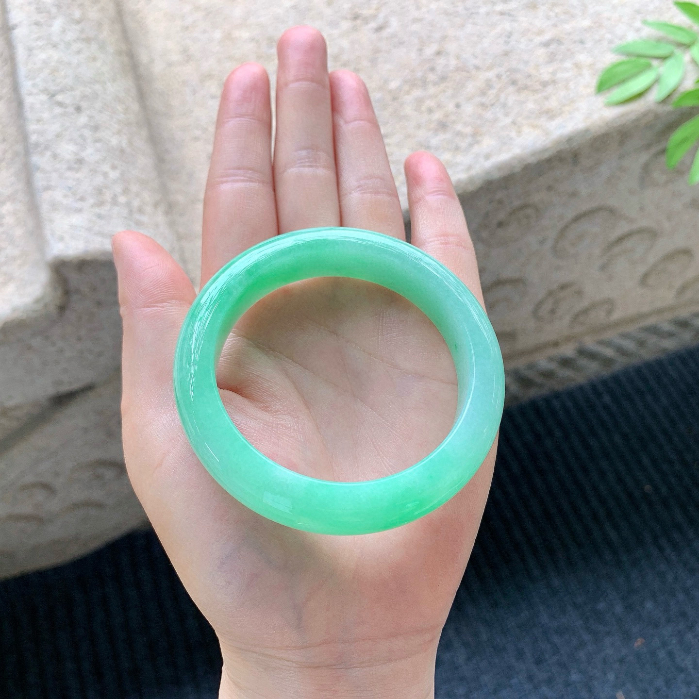 正圈52 53
【圈口】53.4/13/8.8
【描述】阳绿，满绿，水润，种老，细腻，无纹裂！