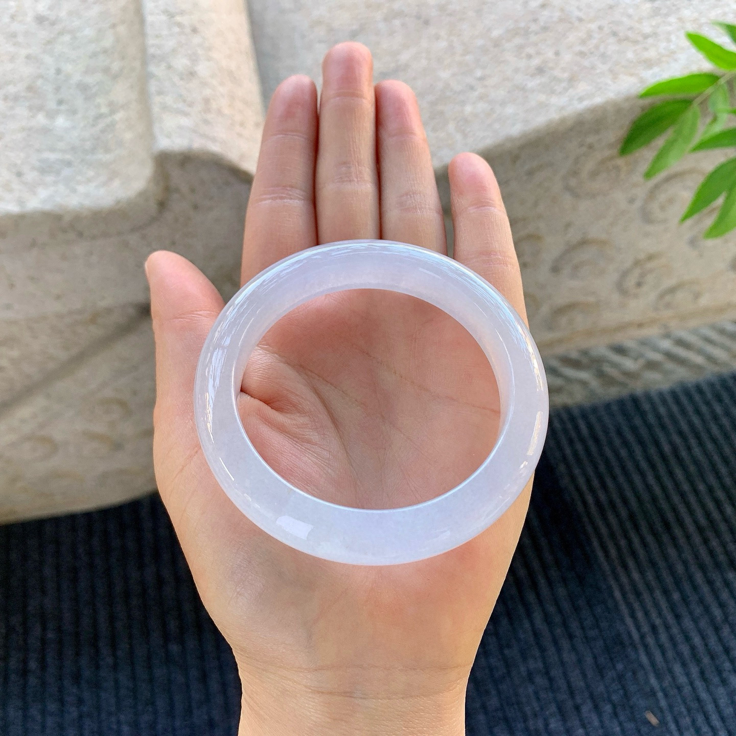 正圈55 56
【圈口】56/12/9
【描述】冰粉紫，水润，种老，细腻，无纹裂！