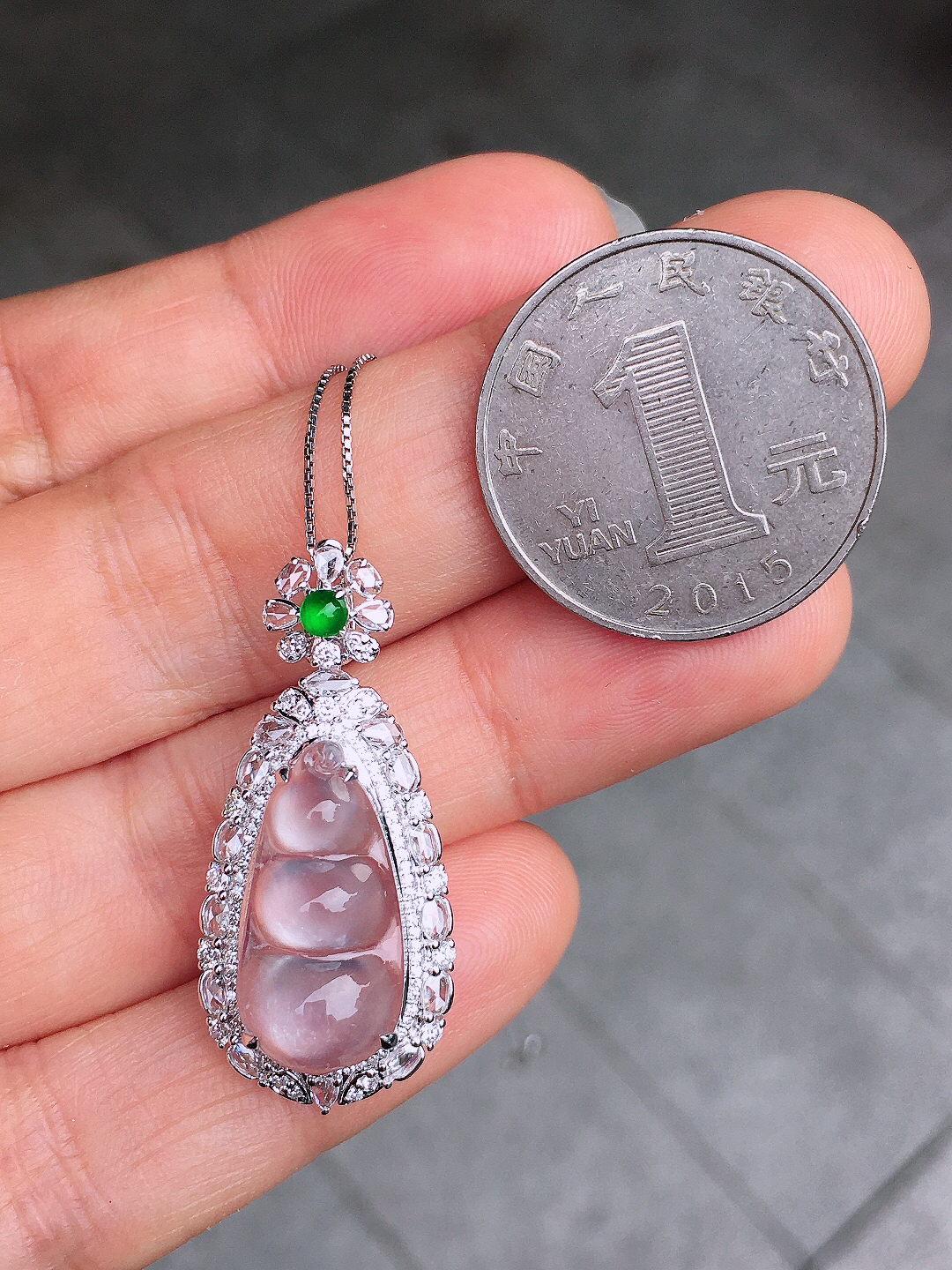 玻璃种福豆吊坠，玉质细腻，荧光感超
强，饱满圆润，尽显优雅气质，18k
金豪华镶嵌