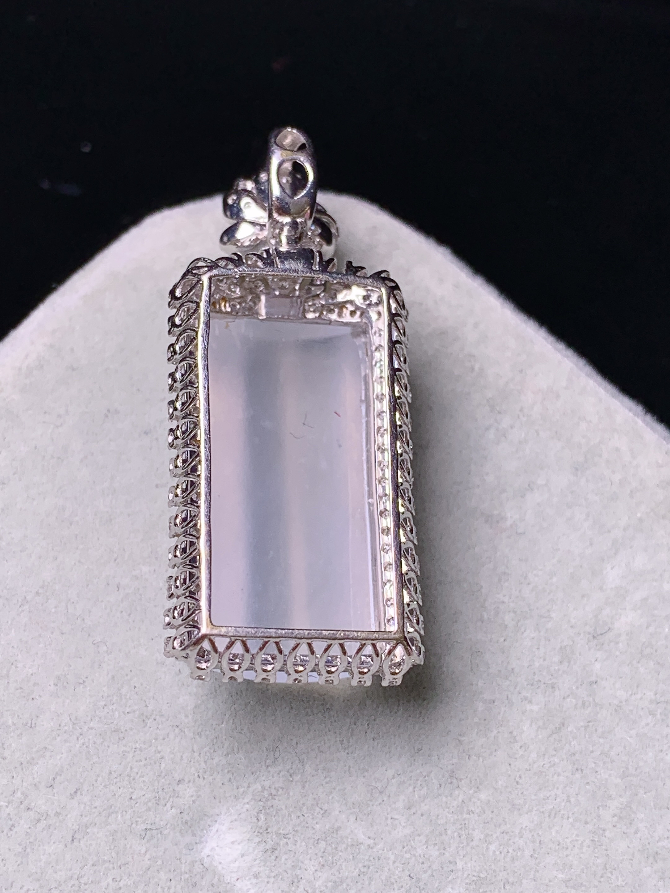 18k金钻镶嵌冰种玉柱吊坠 玉质细腻 色泽艳丽清新 水润亮眼 整体尺寸34.6*14.3*9g2