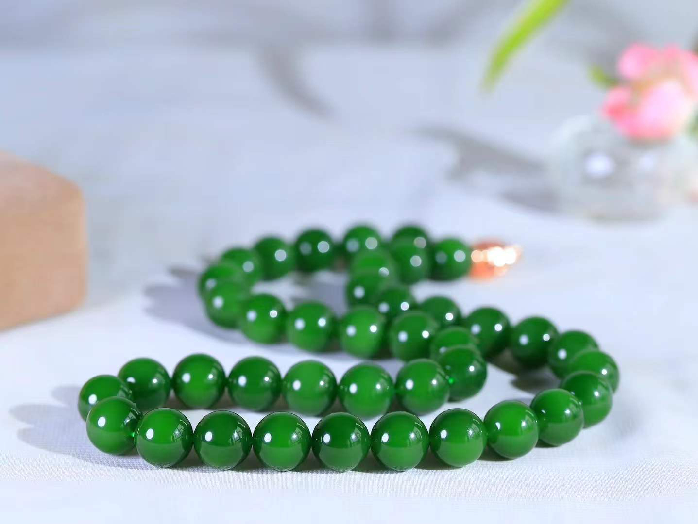 【珠圆玉润.项链】

收藏级臻品️和田玉碧玉珠圆玉润项链 玉质温润细腻  整串打磨圆润，佩戴舒适。