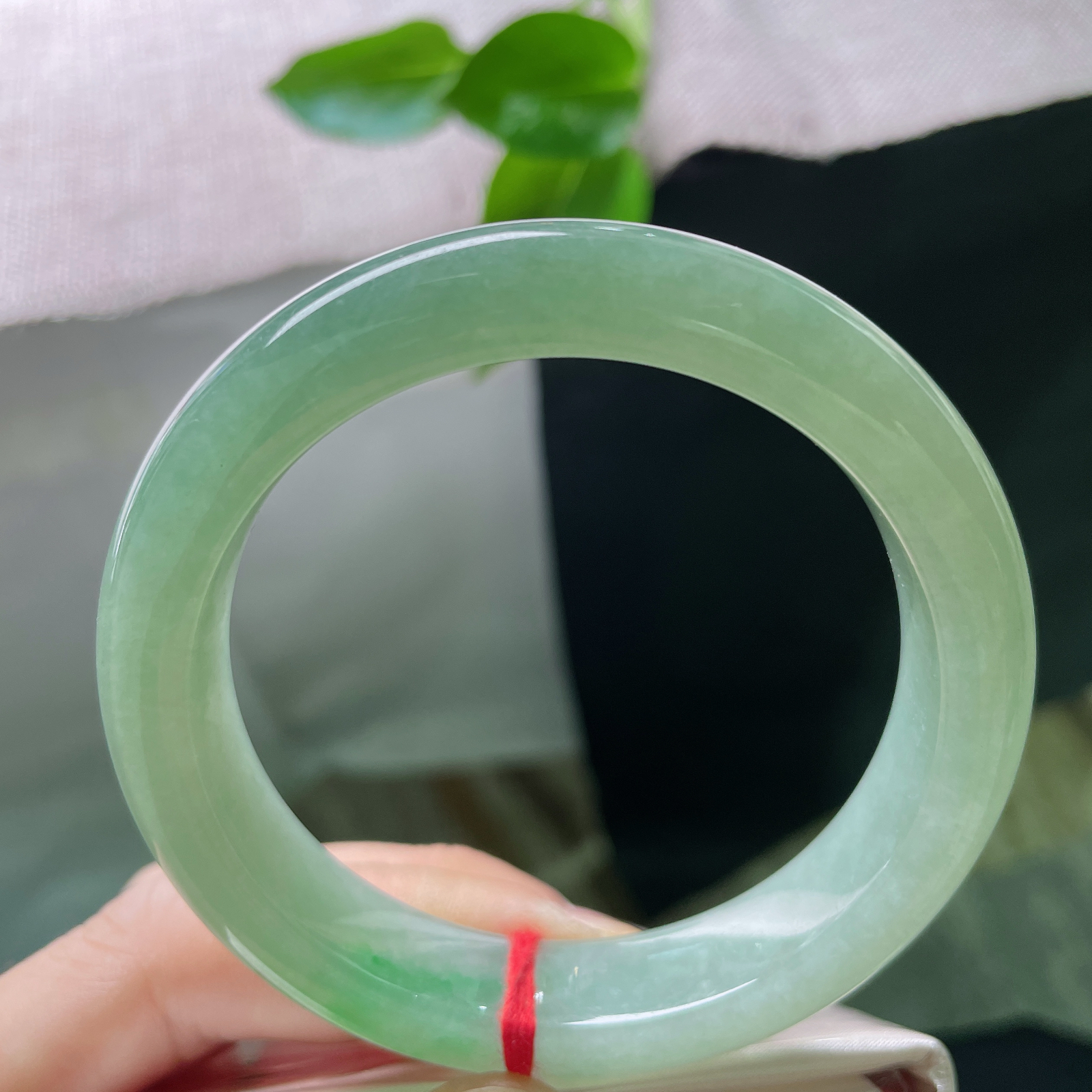 55.3/12.4/9，湖水绿正圈，一抹翠色鲜艳夺目，静谧又贵气，无纹裂