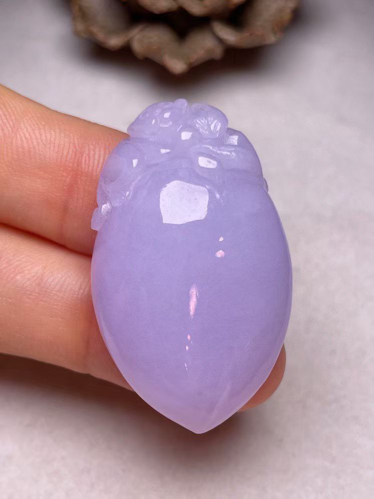 冰糯种淡紫罗兰【寿桃】吊坠、种水好，玉质细腻 ，卖相好‘