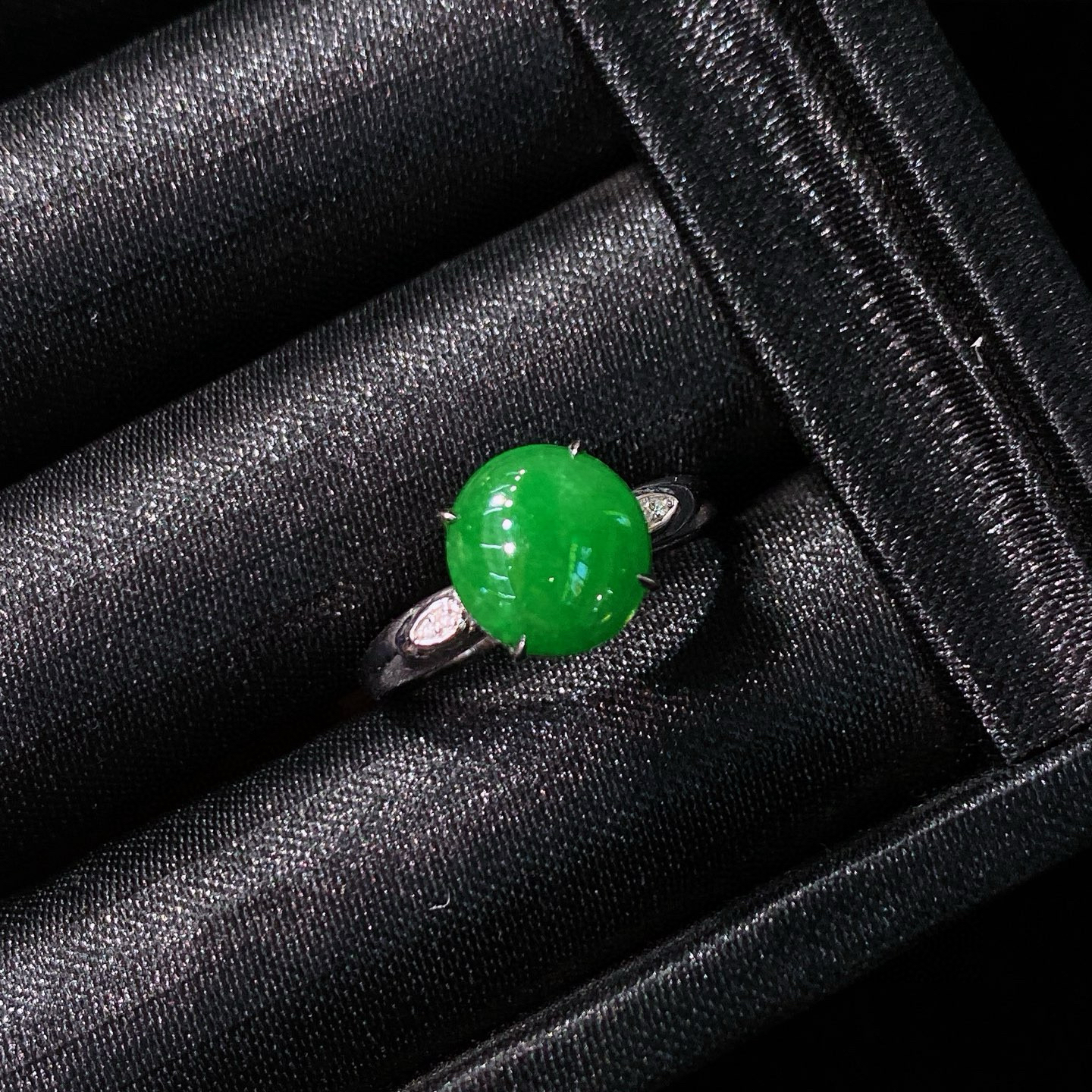 冰阳绿蛋面戒指 
色泽浓郁鲜亮，圆润饱满
18k金镶嵌，简镶真的很耐看
实物更美～