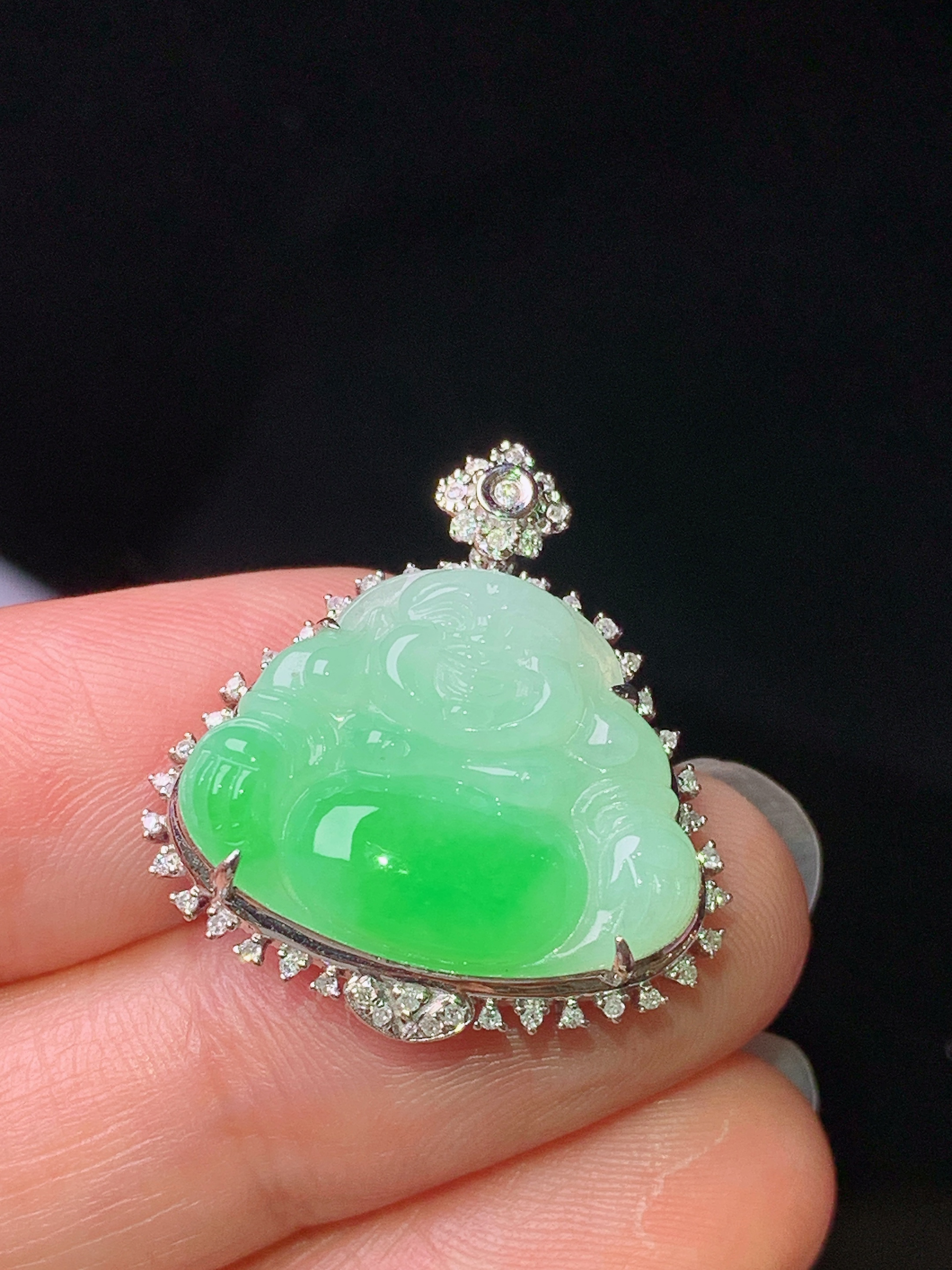 18k金钻镶嵌飘绿佛公吊坠 玉质细腻 色泽艳丽清新 水润亮眼 整体尺寸24.2*22.5*7.8j2