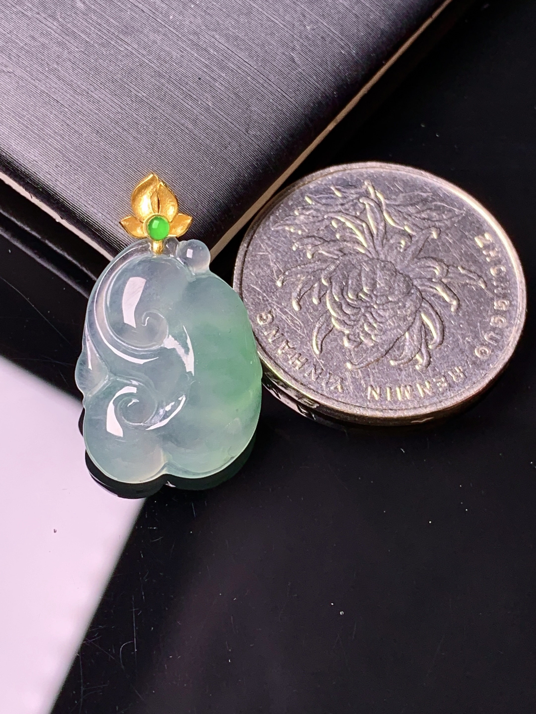 18k金镶嵌冰种飘绿如意吊坠 玉质细腻 色泽艳丽清新 水润亮眼 整体尺寸24.6*15*4.5j2
