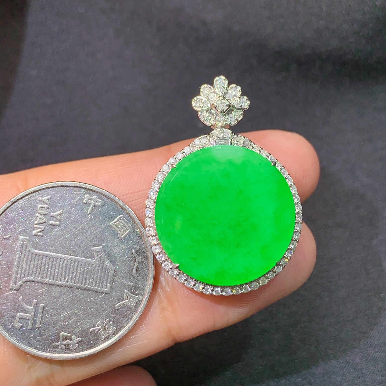 冰阳绿圆牌吊坠，18k金镶嵌，冰润色阳，种老水足，Rj 尺寸30.1*21.6*8.5