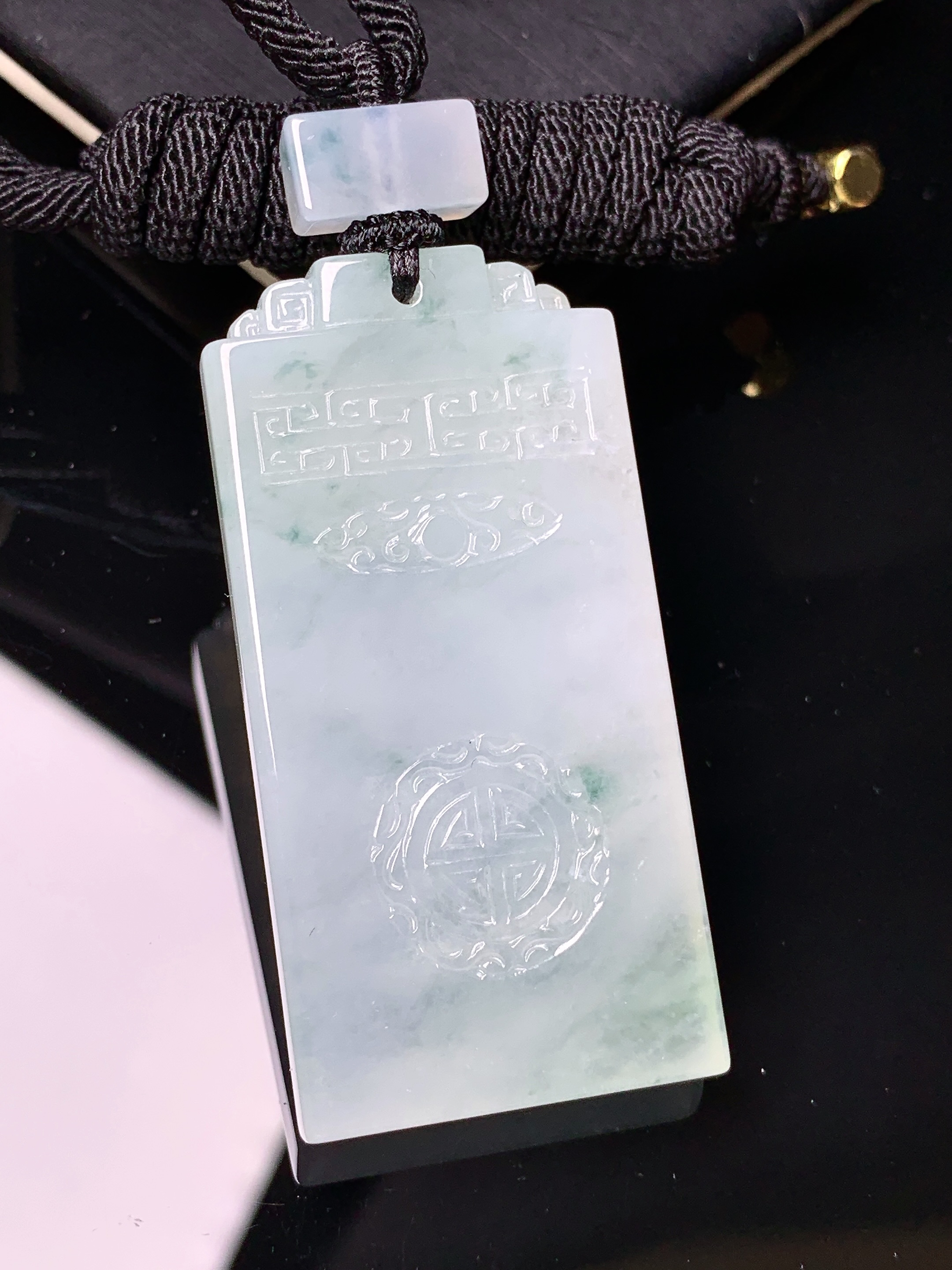 飘绿无事牌吊坠 玉质细腻 色泽艳丽清新 水润亮眼 整体尺寸49.2*24.6*5.7L1