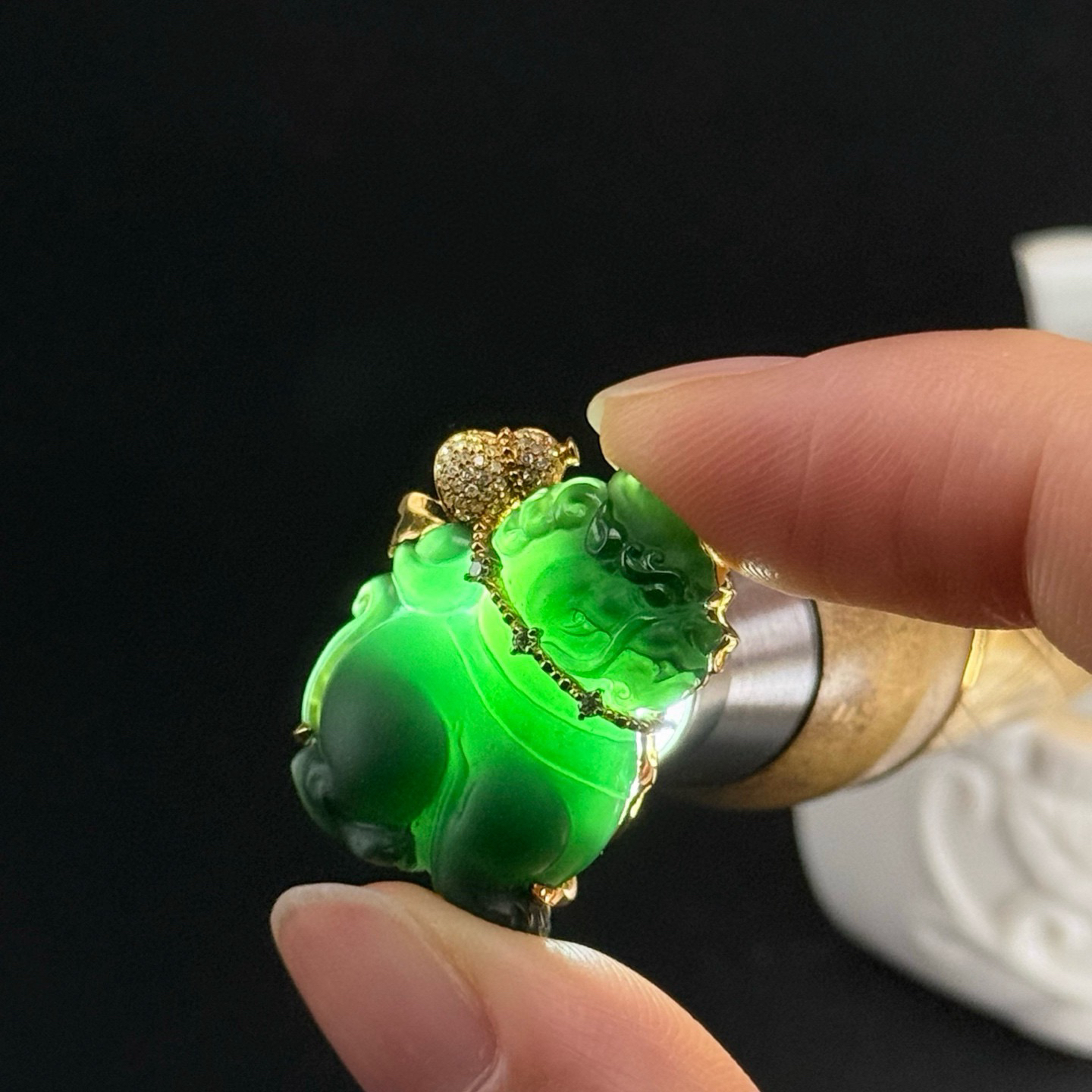 精品18k墨翠小狮子 事事如意 种好色正 黑度极好 打灯通透 油性十足  尺寸24.1