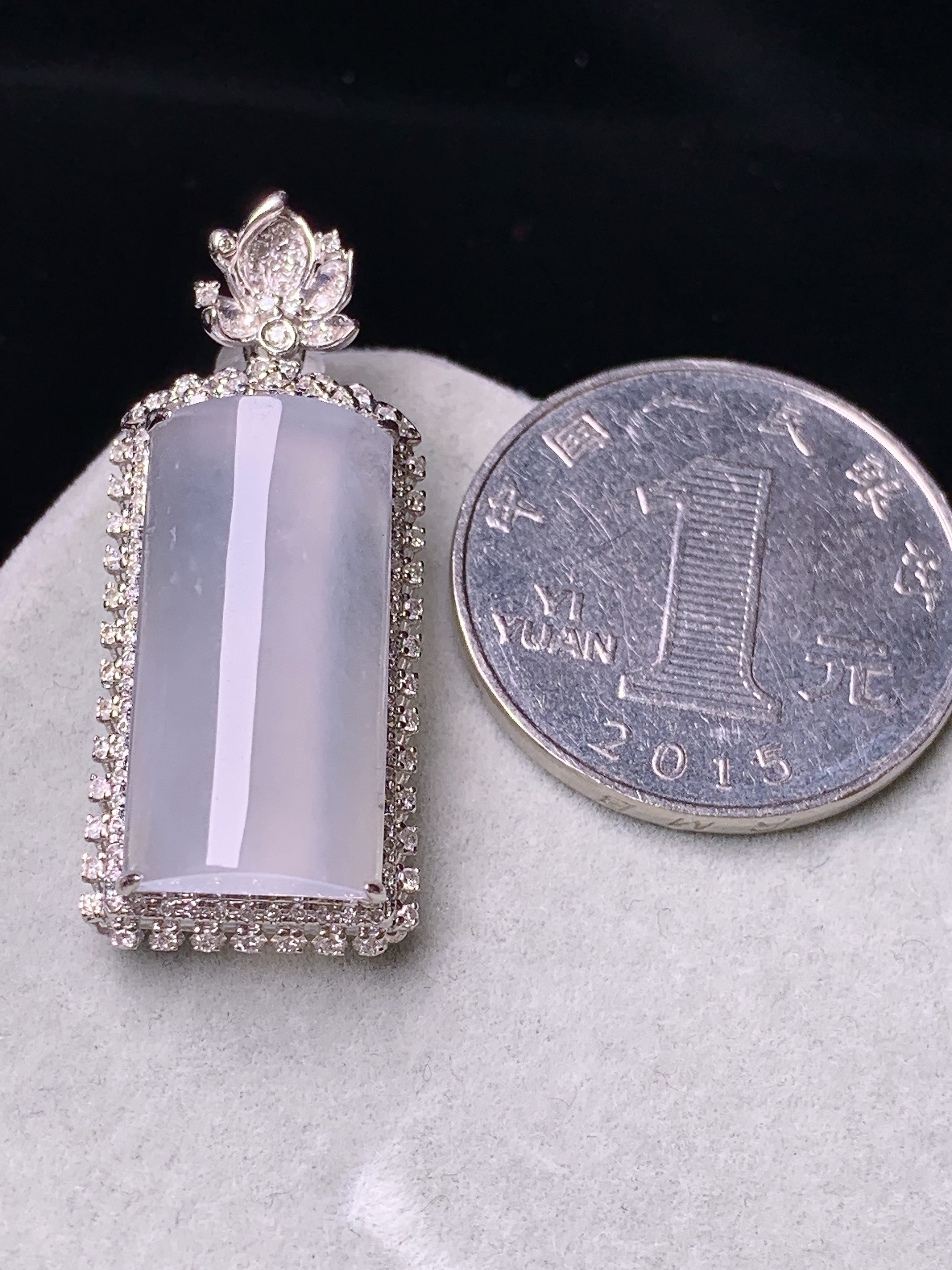 18k金钻镶嵌冰种玉柱吊坠 玉质细腻 色泽艳丽清新 水润亮眼 整体尺寸34.6*14.3*9g2