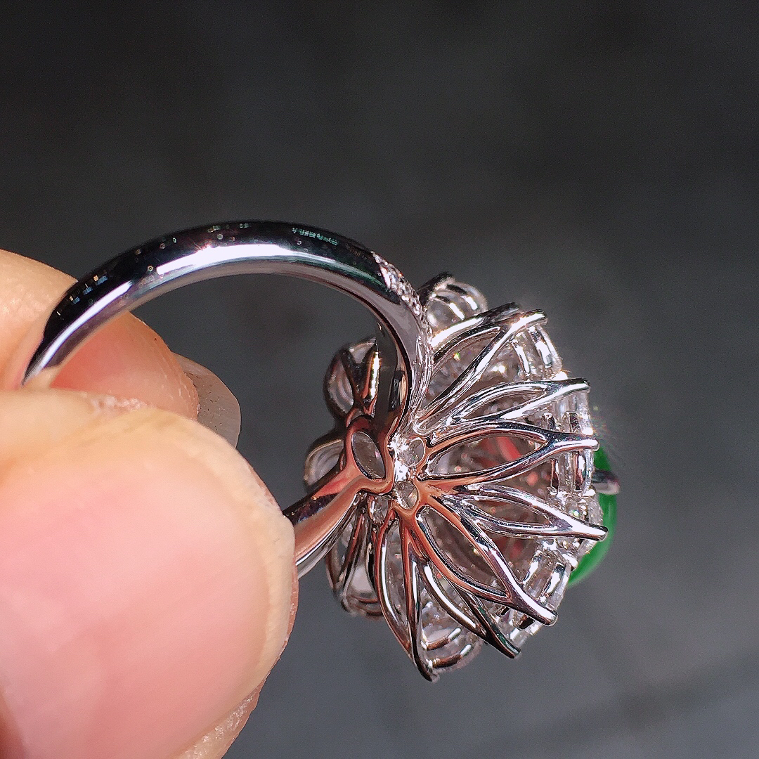 阳绿蛋面戒指，色泽均匀艳丽，玉质细腻，荧光感超
强，饱满圆润，尽显优雅气质，18k
金豪华镶嵌