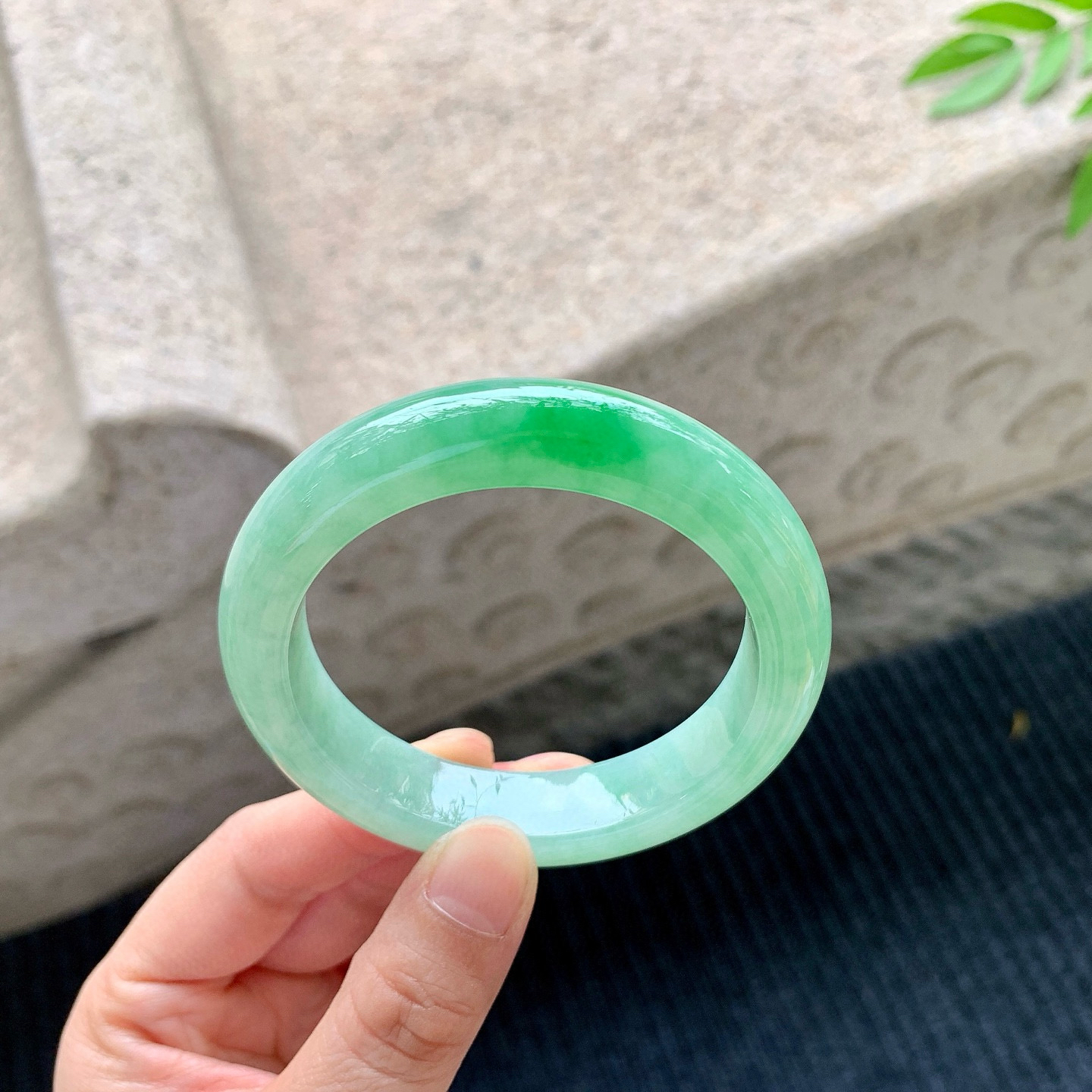 正圈51 52
【圈口】52.5/12.5/9
【描述】飘绿，水润，种老，细腻，无裂纹！