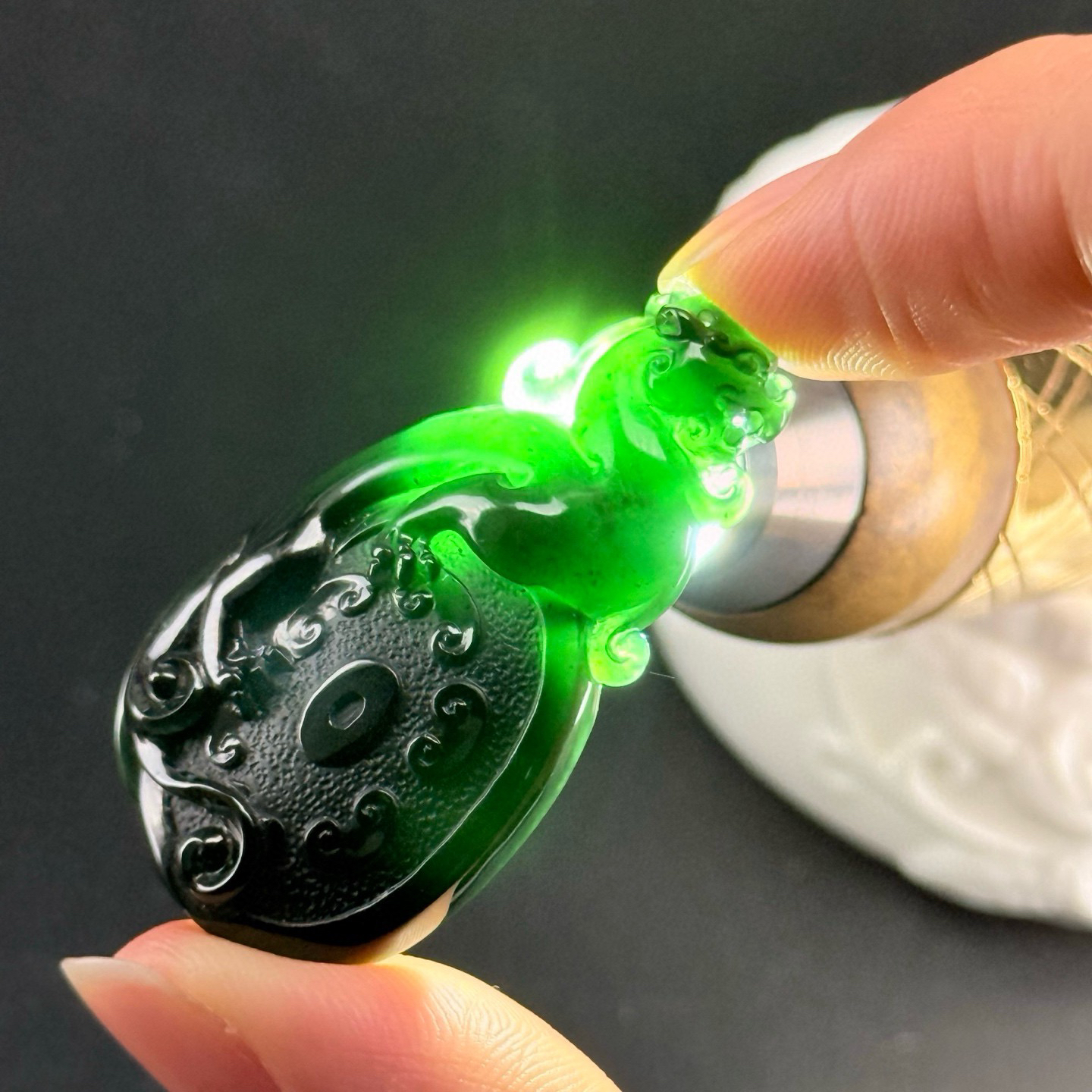 精品18k墨翠仿古龙牌 种好色正 黑度极好 打灯通透 油性十足  尺寸40.6