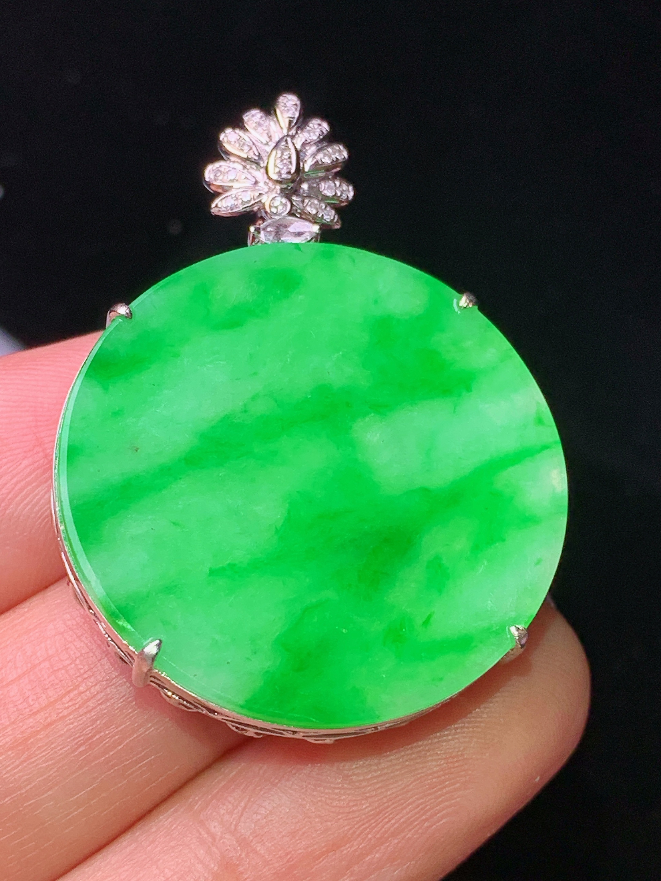 18k金钻镶嵌翠绿圆牌吊坠 玉质细腻 色泽艳丽清新 水润亮眼 整体尺寸38.2*27.8*7.5j2