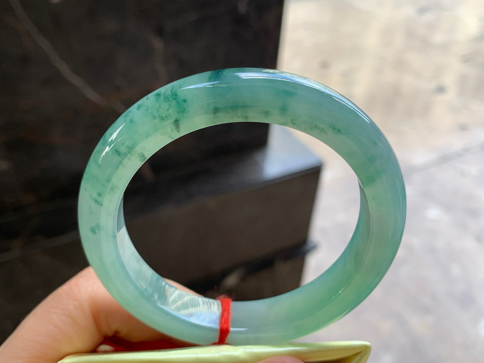 57-12.1-9.7

飘花手镯^_^鲜艳 玉质温润 细腻